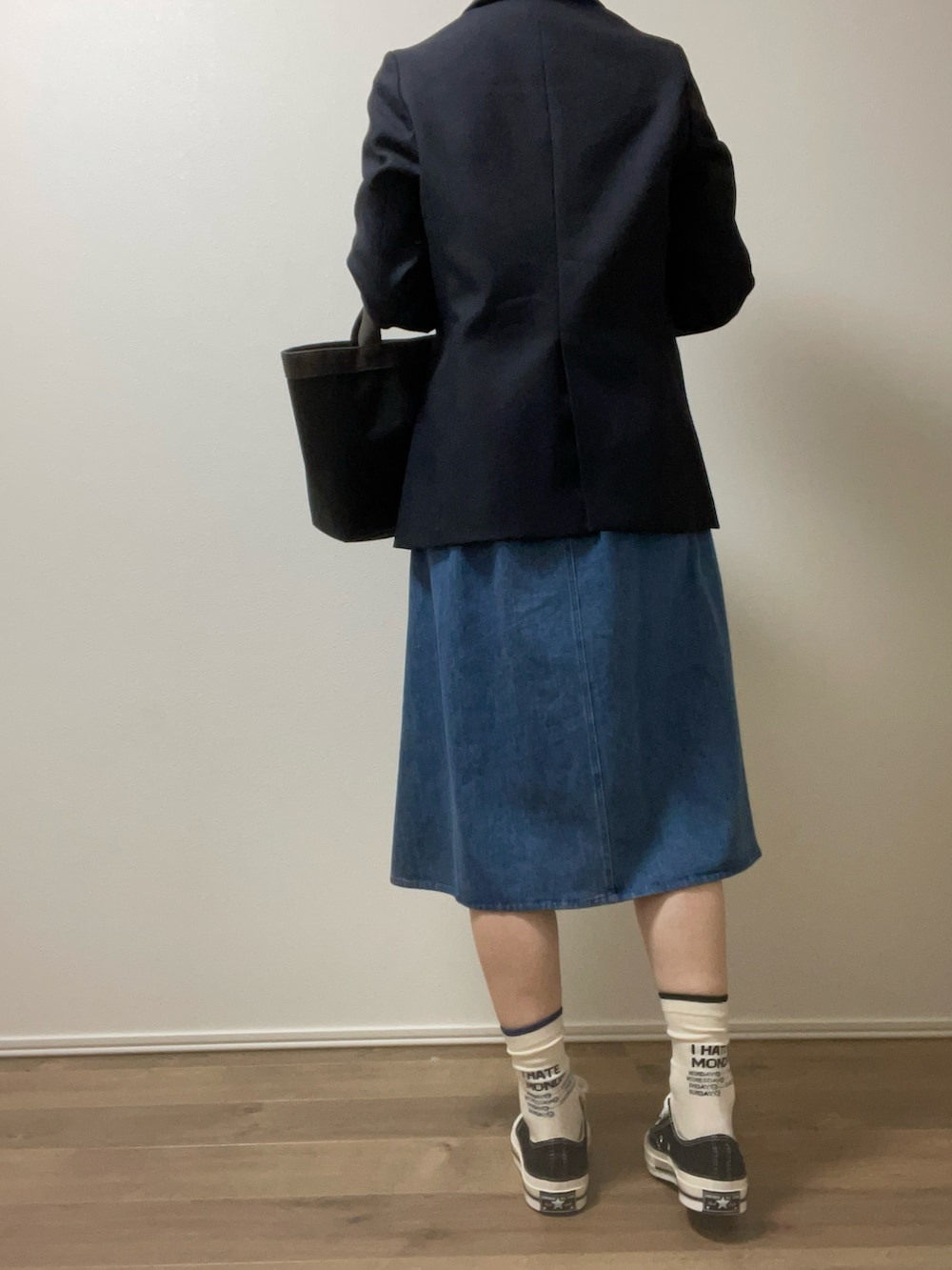 ブラック系のトートバッグ、ブルー系のワンピース、ブラック系のスニーカーを着用したレディースの春コーディネートの4枚目の写真