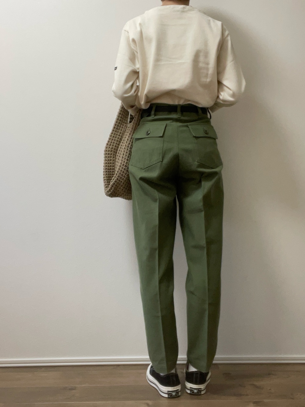 ホワイト系のTシャツ/カットソー、グリーン系のその他パンツ、ブラック系のスニーカーを着用したレディースの春コーディネートの5枚目の写真