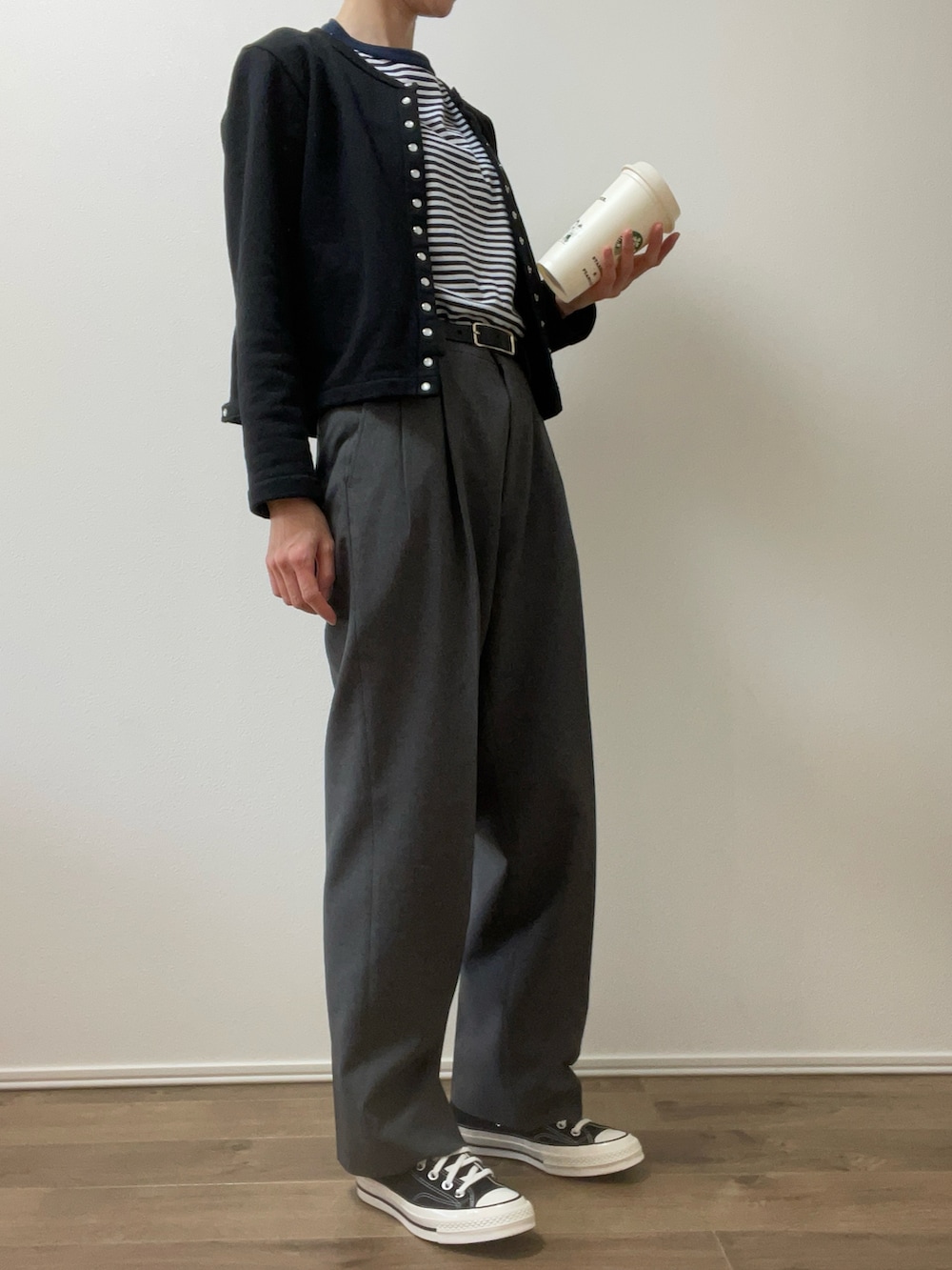 その他のTシャツ/カットソー、ブラック系のカーディガン/ボレロ、グレー系のスラックスを着用したレディースの春コーディネートの2枚目の写真