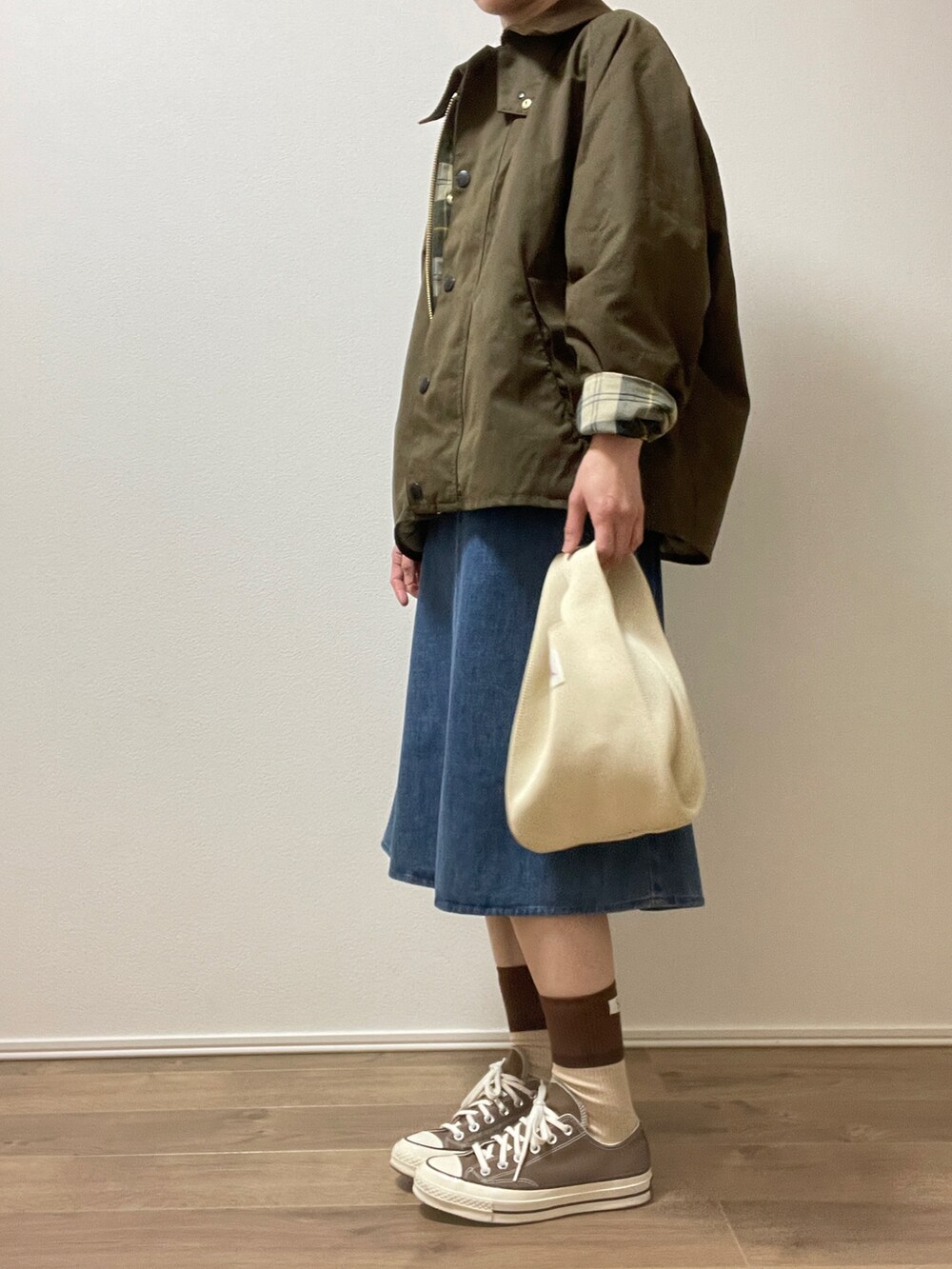 「デートコーデ、お花見、ワンピース、デニムワンピース、バブアー、スニーカー、ブルゾン、春コーデ、休日コーデ、ママコーデ、楽ちんコーデ、大人カジュアル、春のおしゃ見えテクニック、大人可愛い、シンプルコーデ」｜「Barbourの■《追加》【BARBOUR/バブアー】RELUME TRANSPORT：別注ブルゾン（その他アウター、グリーン系）」を使った、ki.ho__さん（レディース・162cm）の春コーディネートの3枚目の写真