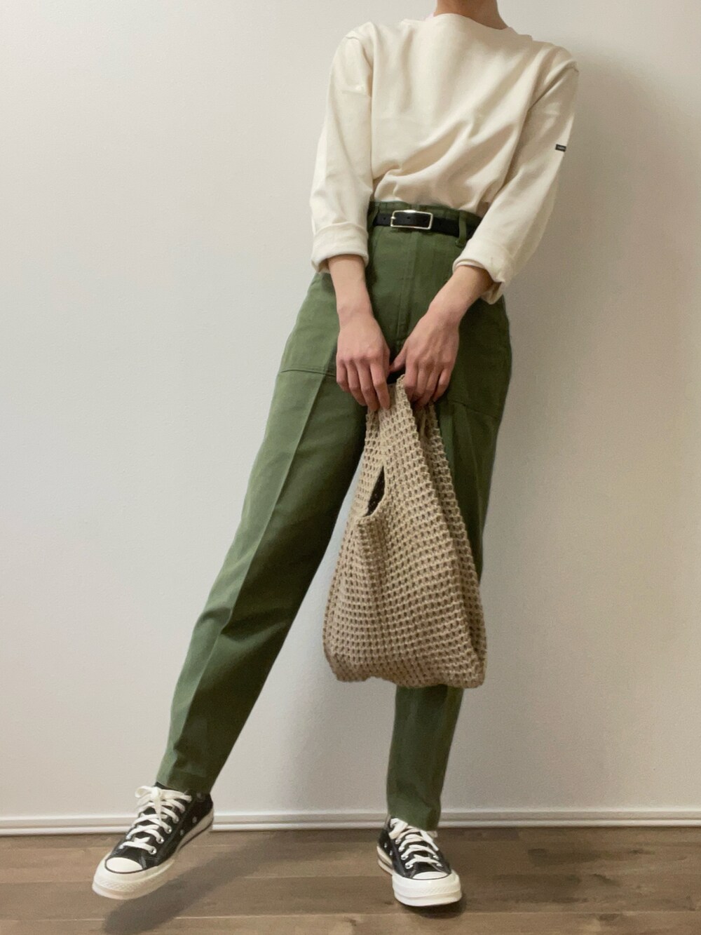 ホワイト系のTシャツ/カットソー、グリーン系のその他パンツ、ブラック系のスニーカーを着用したレディースの春コーディネートの2枚目の写真