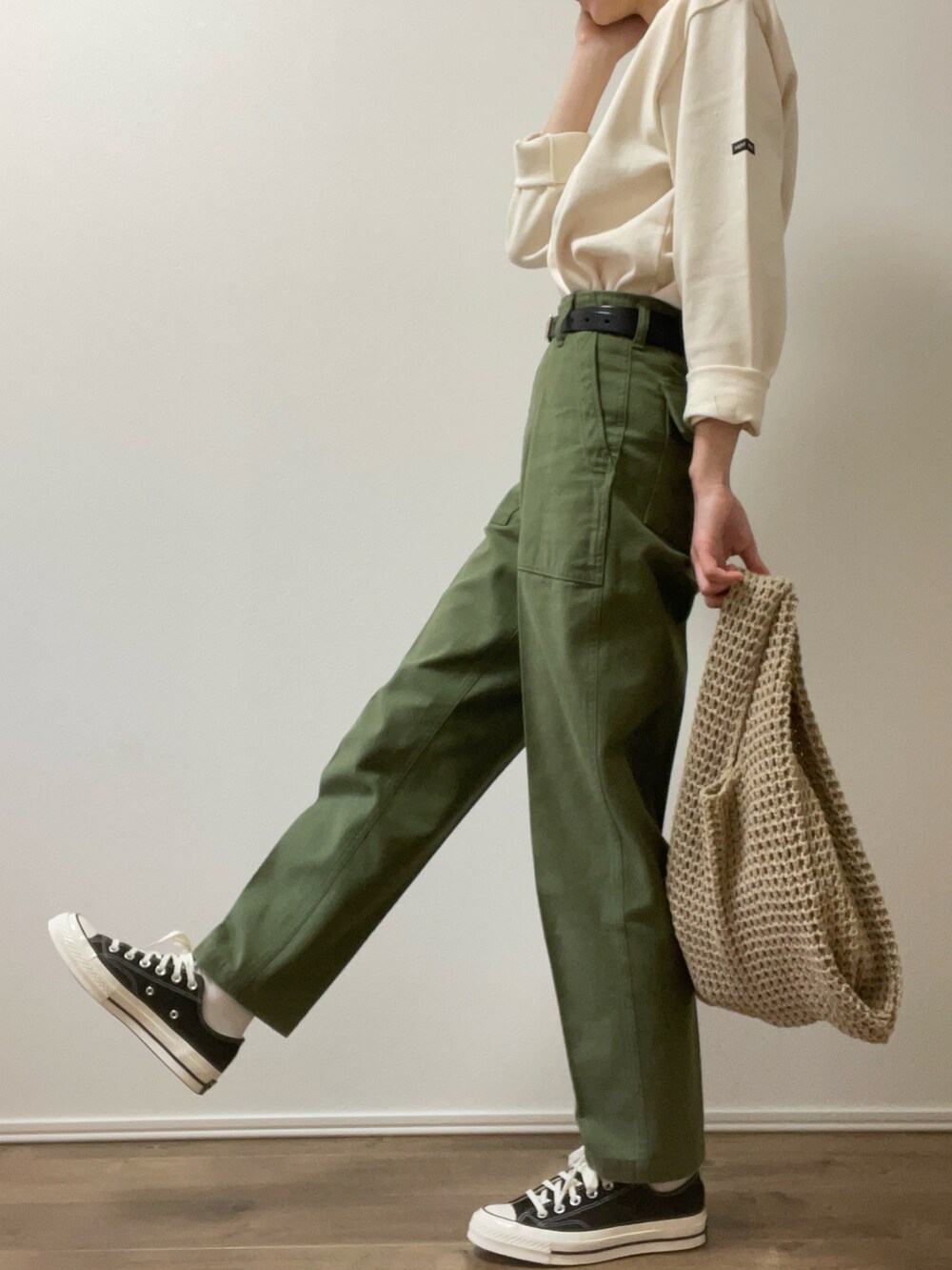 ホワイト系のTシャツ/カットソー、グリーン系のその他パンツ、ブラック系のスニーカーを着用したレディースの春コーディネートの3枚目の写真