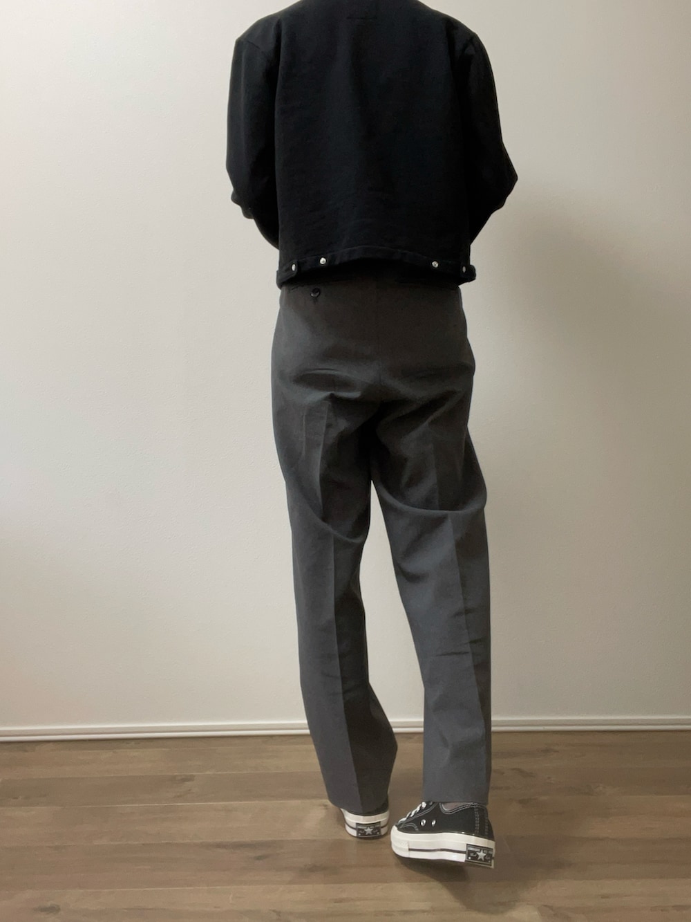その他のTシャツ/カットソー、ブラック系のカーディガン/ボレロ、グレー系のスラックスを着用したレディースの春コーディネートの3枚目の写真