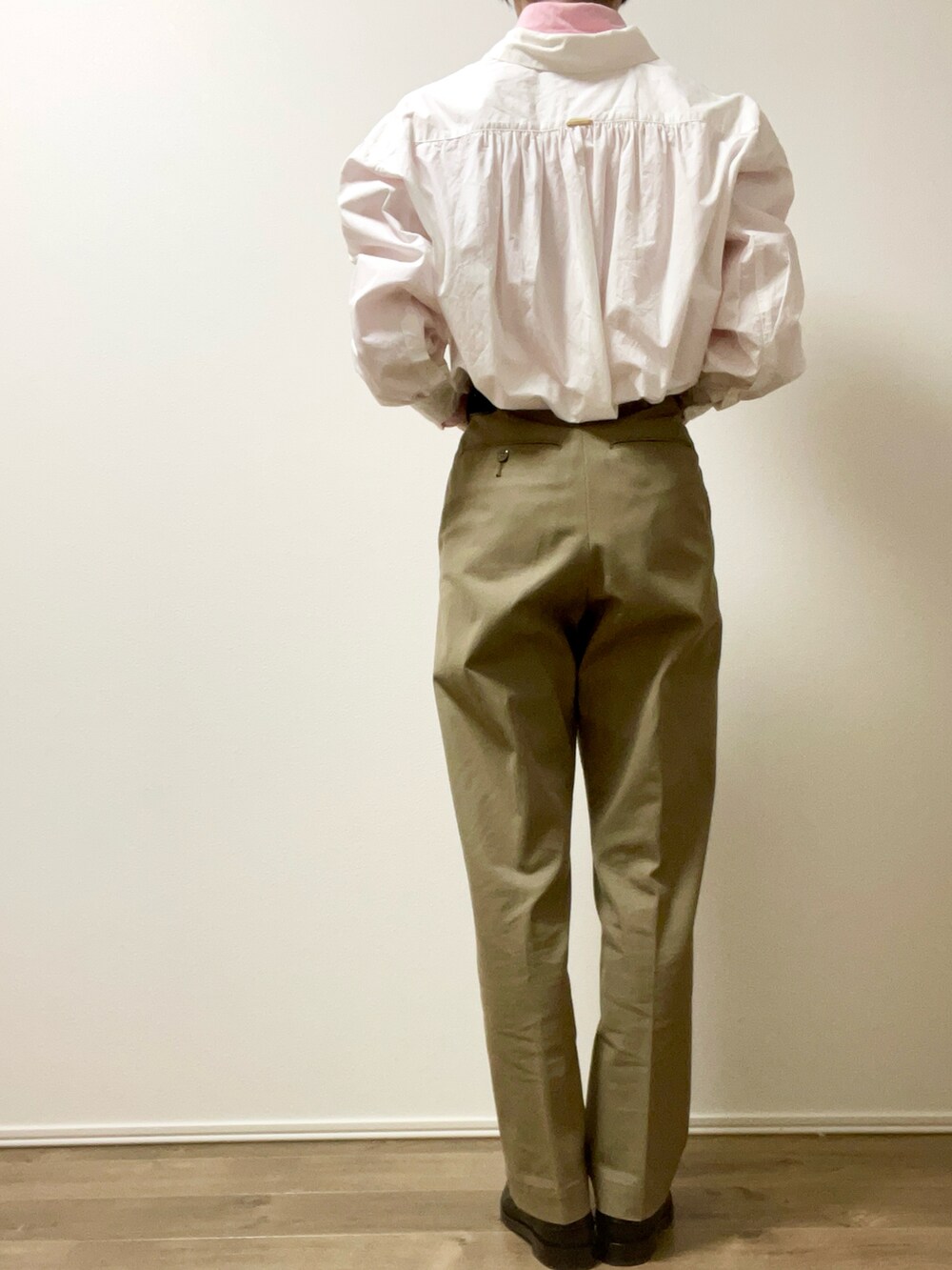 「春のおしゃ見えテクニック、春服コーデ、春服みてみて、ピンクシャツ、チノパン、ハイウエスト、ローファー、オトナカワイイ、大人カジュアル、シンプルコーデ、休日スタイル、パンツコーデ、シンプルスタイル、春色、レイヤードスタイル」｜「POLO RALPH LAURENの"POLO RALPH LAUREN KIDS" オックスフォードシャツ（シャツ/ブラウス、ピンク系）」を使った、ki.ho__さん（レディース・162cm）の春コーディネートの2枚目の写真