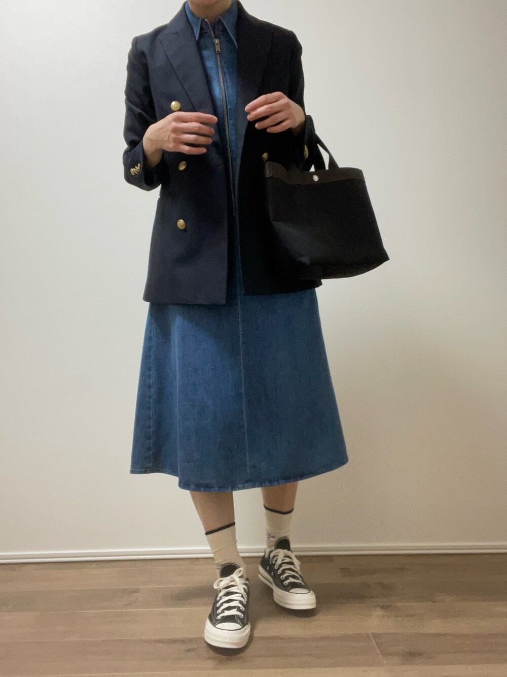 ブラック系のトートバッグ、ブルー系のワンピース、ブラック系のスニーカーを着用したレディースの春コーディネートの2枚目の写真