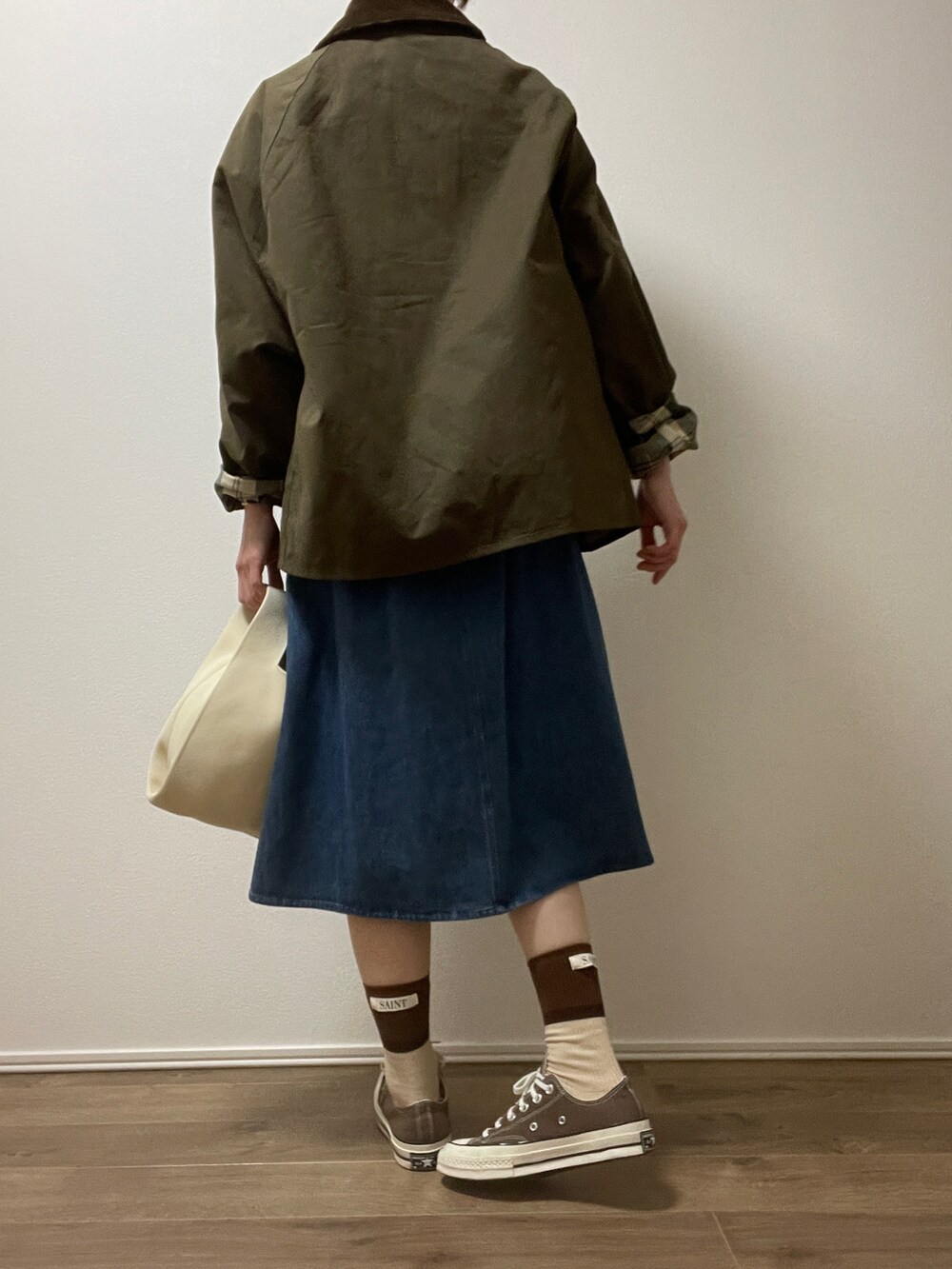 「デートコーデ、お花見、ワンピース、デニムワンピース、バブアー、スニーカー、ブルゾン、春コーデ、休日コーデ、ママコーデ、楽ちんコーデ、大人カジュアル、春のおしゃ見えテクニック、大人可愛い、シンプルコーデ」｜「Barbourの■《追加》【BARBOUR/バブアー】RELUME TRANSPORT：別注ブルゾン（その他アウター、グリーン系）」を使った、ki.ho__さん（レディース・162cm）の春コーディネートの4枚目の写真