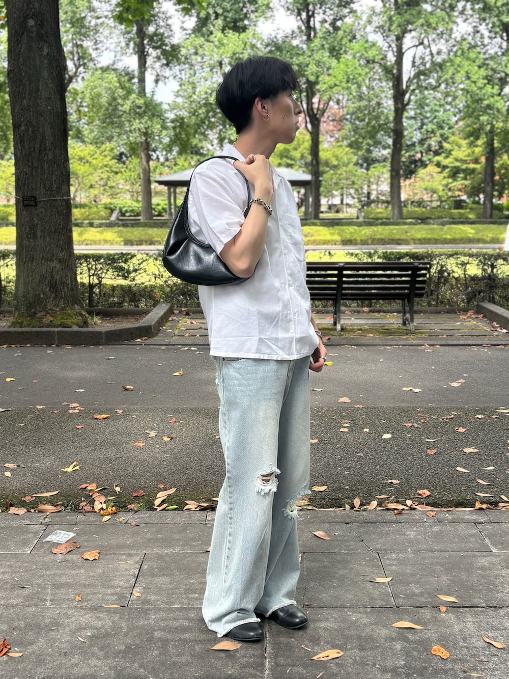 「夏ルックで気分アップ、休日スタイル、メンズファッション、メンズコーデ、夏コーデ、夏服、ファッションを楽しもう、オープンカラーシャツ、シャツスタイル、デニム、ショルダーバッグ、UNIQLO、soerte、ZARA、bicash」｜「UNIQLOのアイテム（シャツ/ブラウス、ホワイト系）」を使った、harutoさん（骨格ナチュラル・メンズ・176cm）の夏コーディネートの2枚目の写真