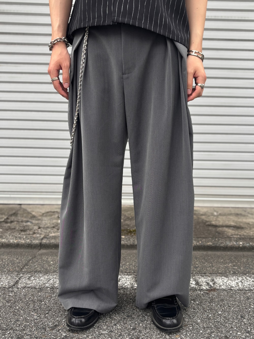 「メンズファッション、メンズコーデ、ootd、夏服、夏コーデ、ファッションを楽しもう、きれいめカジュアル、ストライプシャツ、スラックス、ワイドパンツ、ローファー、シャツスタイル、今日のコーデ、soerte、HARUTA」｜「soerteのLOOSE H / S OPEN COLLAR SHIRT (ASSORT)/ルーズハーフスリーブオープンカラーシャツ（シャツ/ブラウス、ブラック系）」を使った、harutoさん（骨格ナチュラル・メンズ・176cm）の夏コーディネートの4枚目の写真