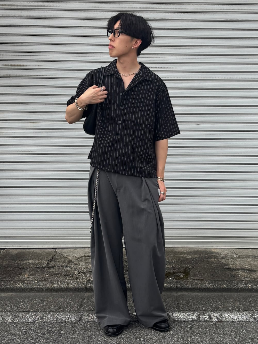 「メンズファッション、メンズコーデ、ootd、夏服、夏コーデ、ファッションを楽しもう、きれいめカジュアル、ストライプシャツ、スラックス、ワイドパンツ、ローファー、シャツスタイル、今日のコーデ、soerte、HARUTA」｜「soerteのLOOSE H / S OPEN COLLAR SHIRT (ASSORT)/ルーズハーフスリーブオープンカラーシャツ（シャツ/ブラウス、ブラック系）」を使った、harutoさん（骨格ナチュラル・メンズ・176cm）の夏コーディネートの2枚目の写真