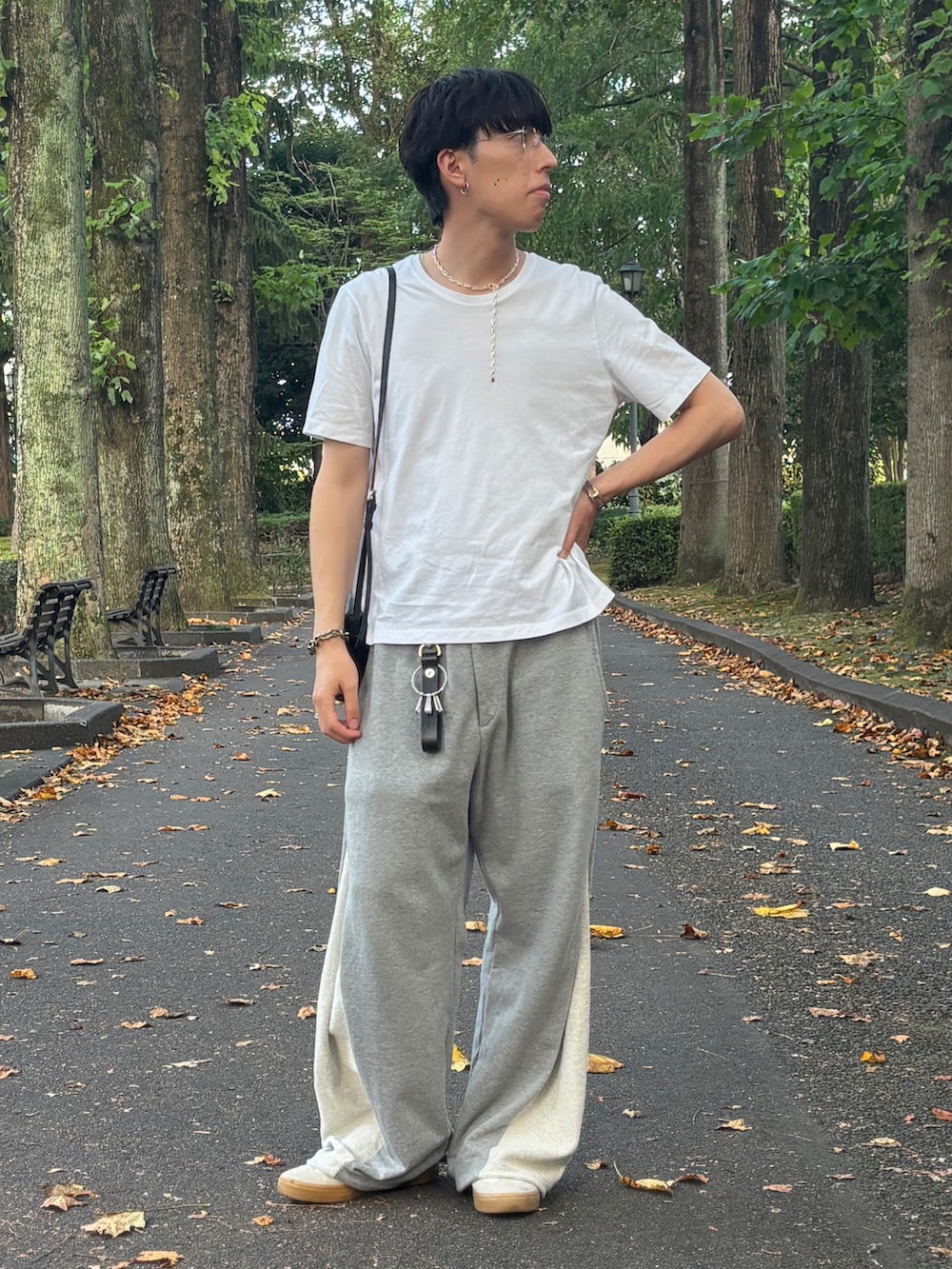 「ootd、メンズファッション、メンズコーデ、夏服、夏コーデ、メガネ男子、ワントーン、モノトーン、ファッションを楽しもう、オールホワイト、白Tシャツ、スウェットパンツ、スニーカー、ショルダーバッグ、ユニクロ」｜「soerteの3way loose inside out sweat pants/３wayルーズ切り替えスウェットパンツ（スウェットパンツ、グレー系）」を使った、harutoさん（骨格ナチュラル・メンズ・176cm）の秋コーディネートの2枚目の写真