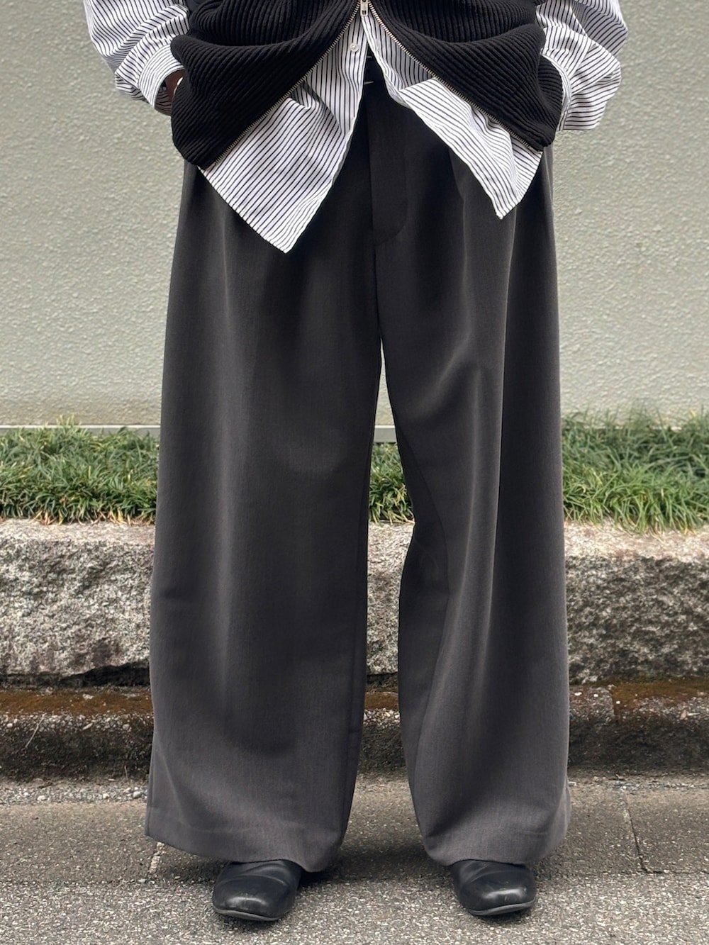 「春めき満開コーデ、春色、メンズファッション、きれいめカジュアル、ootd、お出かけコーデ、ベスト、シャツ、スラックス、レイヤードスタイル」｜「SINSSのDriver's vest／ドライバーズベスト（ベスト、ブラック系）」を使った、harutoさん（メンズ・176cm）の春コーディネートの3枚目の写真