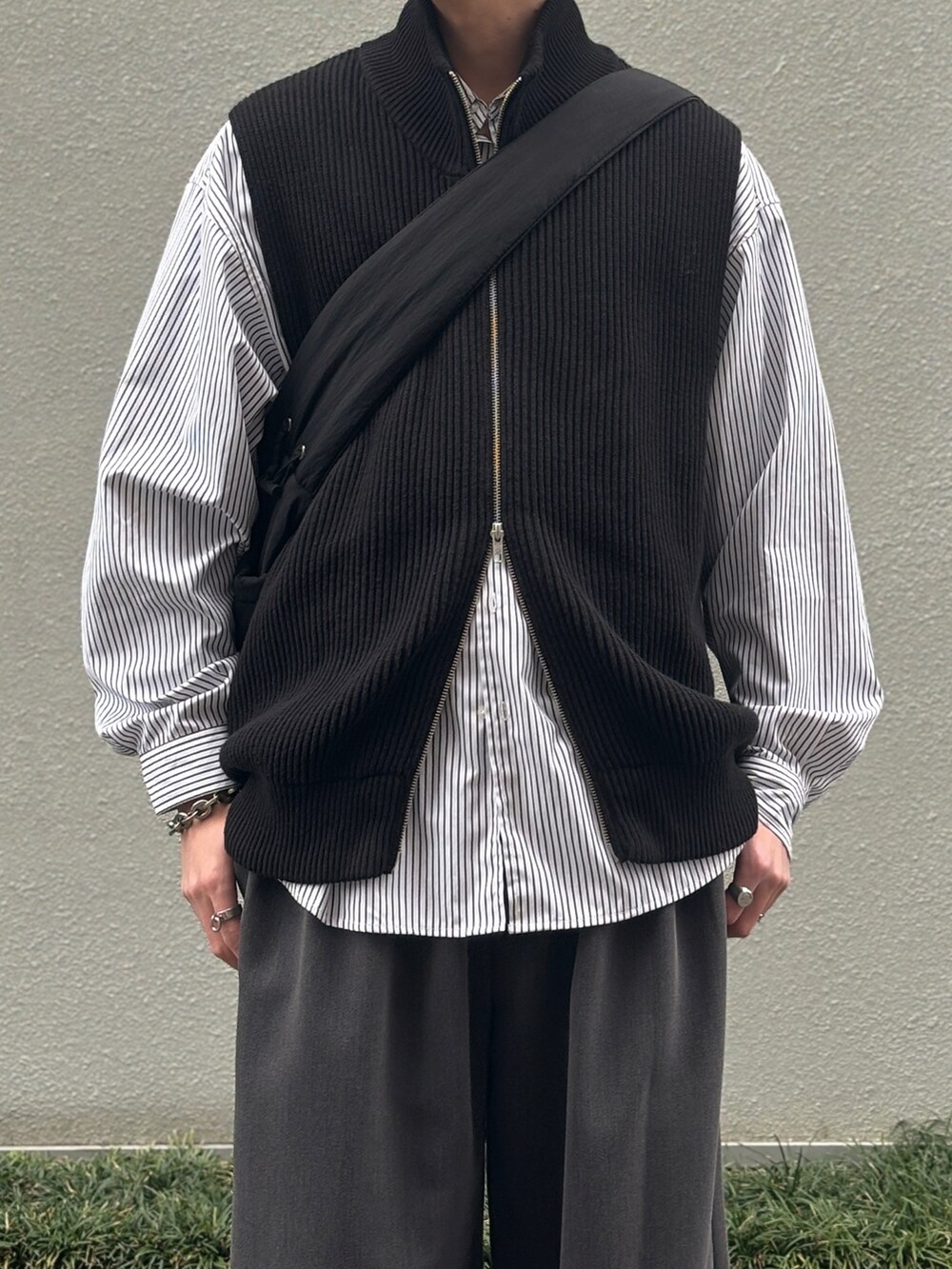 「春めき満開コーデ、春色、メンズファッション、きれいめカジュアル、ootd、お出かけコーデ、ベスト、シャツ、スラックス、レイヤードスタイル」｜「SINSSのDriver's vest／ドライバーズベスト（ベスト、ブラック系）」を使った、harutoさん（メンズ・176cm）の春コーディネートの2枚目の写真