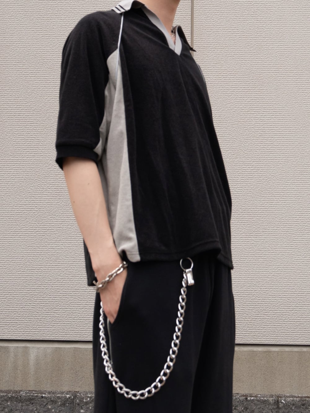 「ootd、きれいめカジュアル、モノトーン、夏服、スポーツミックス、メンズファッション、ブラックコーデ、オールブラック、ポロシャツ、スウェットパンツ、ショルダーバッグ、革靴、soerte」|「soerteのLoose pile skipper shirt / ルーズパイルスキッパーシャツ(ポロシャツ、ブラック系)」を使った、harutoさん(メンズ・176cm)の春コーディネートの2枚目の写真