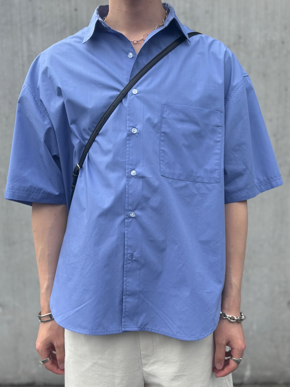 「ootd、メンズファッション、メンズコーデ、夏コーデ、きれいめカジュアル、ファッションを楽しもう、シャツスタイル、白パンツ、ショルダーバッグ、SINSS、UNIQLO、bicash」｜「SINSSのWide silhouette HS shirt  / ワイドシルエットハーフスリーブシャツ（シャツ/ブラウス、ブルー系）」を使った、harutoさん（骨格ナチュラル・メンズ・176cm）の夏コーディネートの2枚目の写真