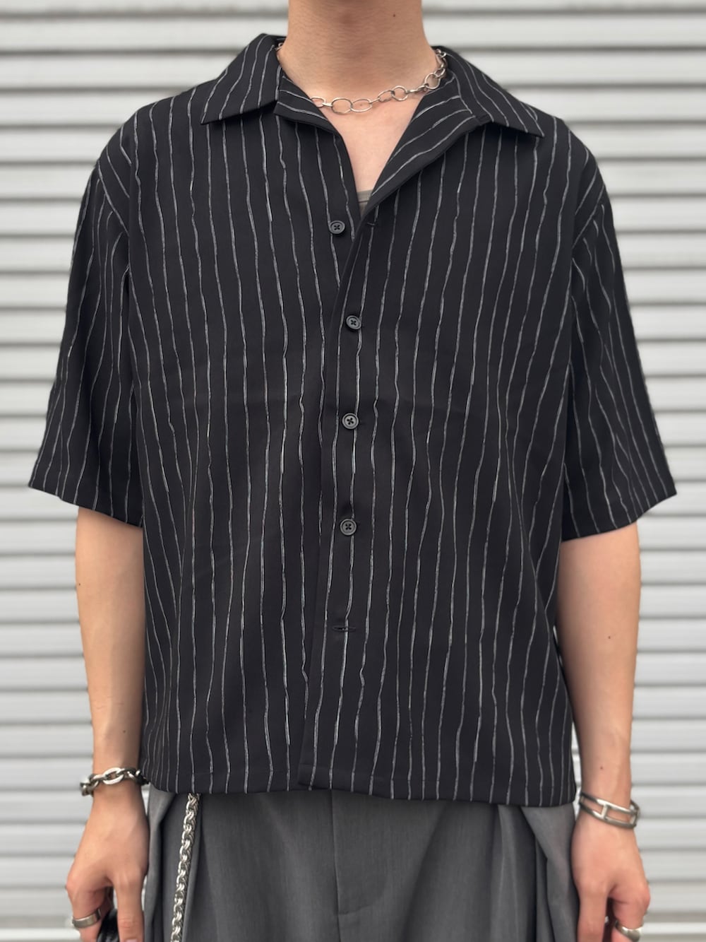 「メンズファッション、メンズコーデ、ootd、夏服、夏コーデ、ファッションを楽しもう、きれいめカジュアル、ストライプシャツ、スラックス、ワイドパンツ、ローファー、シャツスタイル、今日のコーデ、soerte、HARUTA」｜「soerteのLOOSE H / S OPEN COLLAR SHIRT (ASSORT)/ルーズハーフスリーブオープンカラーシャツ（シャツ/ブラウス、ブラック系）」を使った、harutoさん（骨格ナチュラル・メンズ・176cm）の夏コーディネートの3枚目の写真