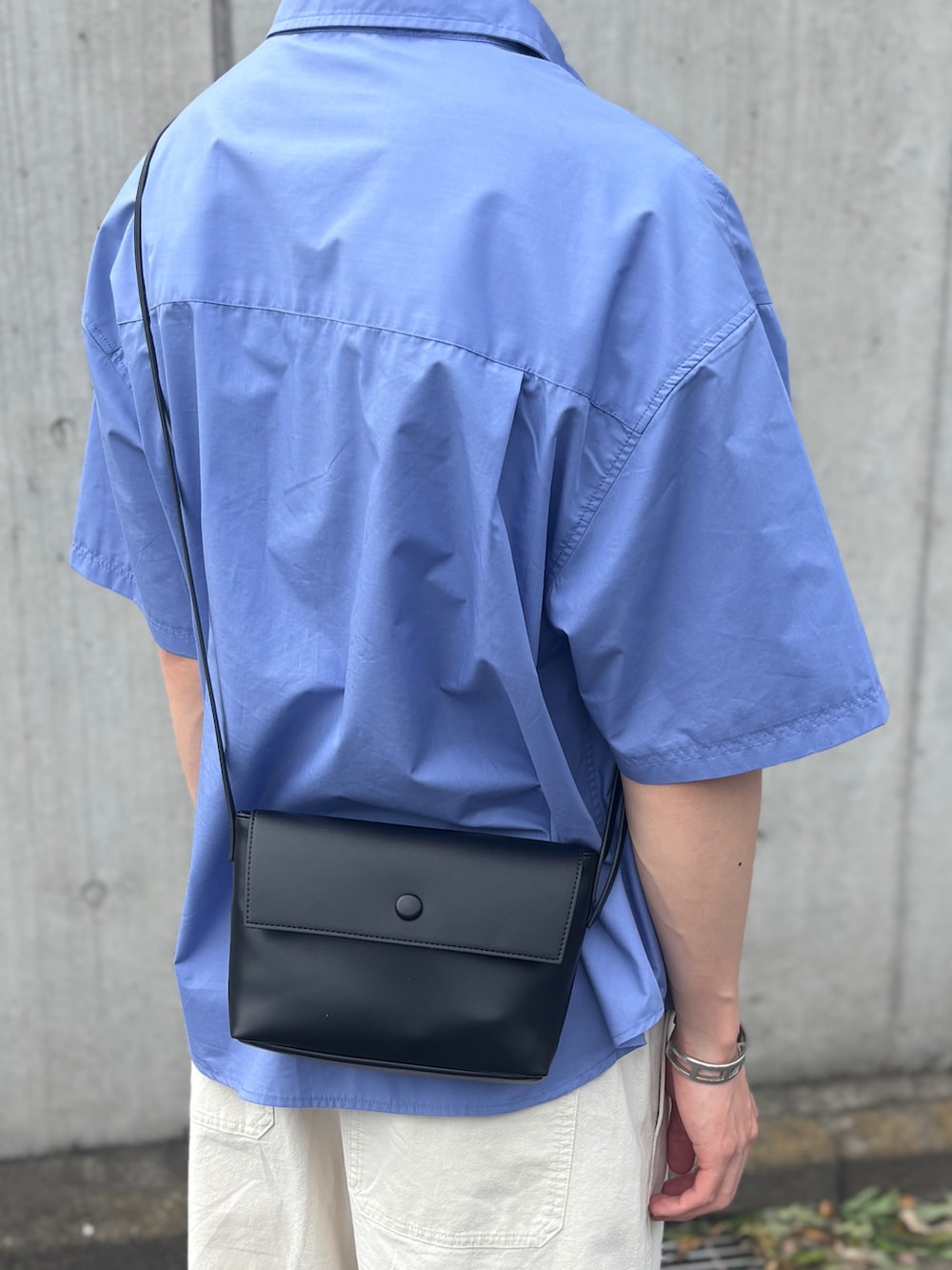「ootd、メンズファッション、メンズコーデ、夏コーデ、きれいめカジュアル、ファッションを楽しもう、シャツスタイル、白パンツ、ショルダーバッグ、SINSS、UNIQLO、bicash」｜「SINSSのWide silhouette HS shirt  / ワイドシルエットハーフスリーブシャツ（シャツ/ブラウス、ブルー系）」を使った、harutoさん（骨格ナチュラル・メンズ・176cm）の夏コーディネートの4枚目の写真