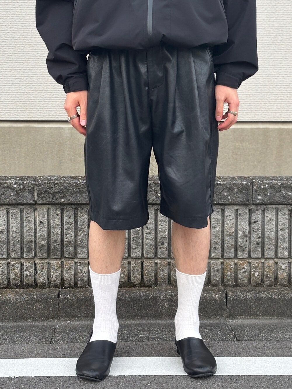 「メンズファッション、メンズコーデ、きれいめカジュアル、ファッションを楽しもう、夏コーデ、初夏コーデ、雨の日コーデ、マウンテンパーカー、ショーツ、ショーツスタイル、スポーツミックス、最近のいい感じコーデ、soerte」｜「soerteのTotal pattern loose mountain parker （Water-repellent ）/トータルパターンルーズマウンテンパーカー（撥水加工）（マウンテンパーカー、ブラック系）」を使った、harutoさん（骨格ナチュラル・メンズ・176cm）の夏コーディネートの4枚目の写真