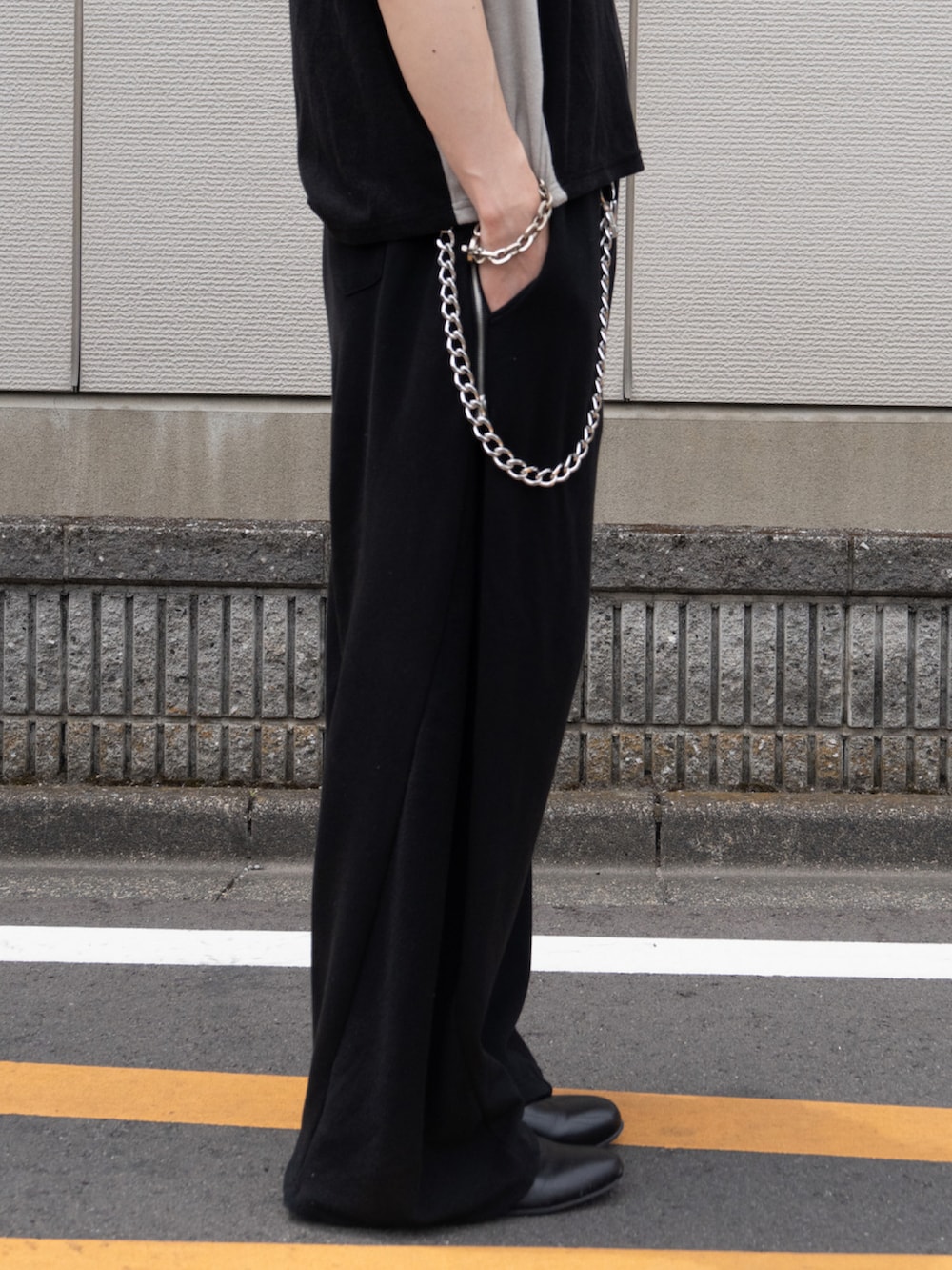 「ootd、きれいめカジュアル、モノトーン、夏服、スポーツミックス、メンズファッション、ブラックコーデ、オールブラック、ポロシャツ、スウェットパンツ、ショルダーバッグ、革靴、soerte」|「soerteのLoose pile skipper shirt / ルーズパイルスキッパーシャツ(ポロシャツ、ブラック系)」を使った、harutoさん(メンズ・176cm)の春コーディネートの3枚目の写真