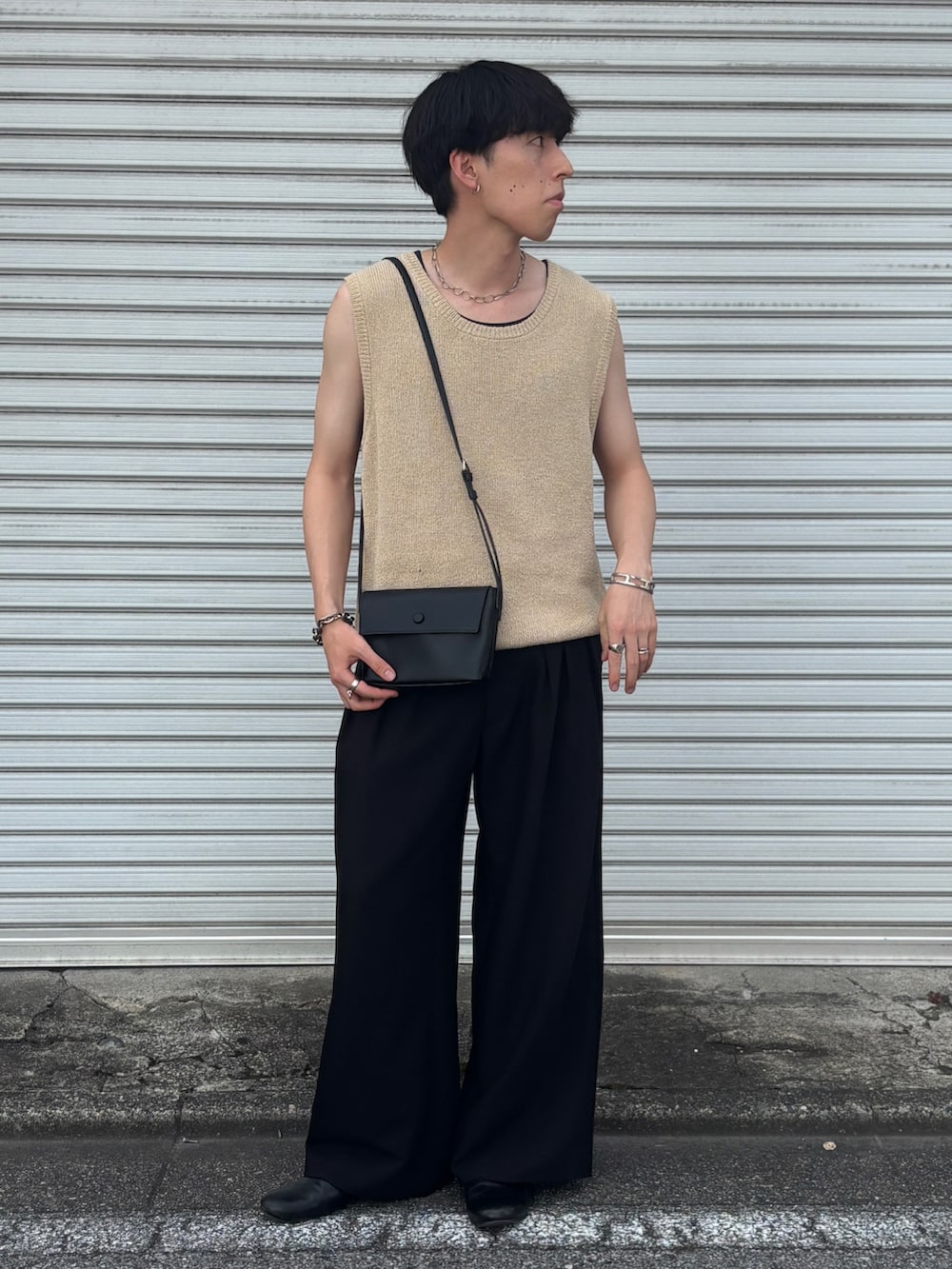 「夏ルックで気分アップ、メンズファッション、メンズコーデ、夏服、夏コーデ、ノースリーブ、スラックス、ショルダーバッグ、おでかけコーデ、ファッションを楽しもう、キレイめコーデ、今日のコーデ」｜「soerteのLoose sleeveless knit / ルーズノースリーブニット（ベスト、ベージュ系）」を使った、harutoさん（骨格ナチュラル・メンズ・176cm）の夏コーディネートの2枚目の写真