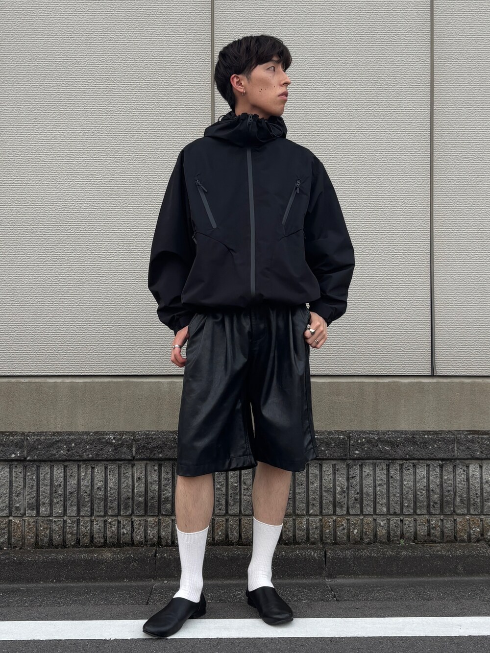 「メンズファッション、メンズコーデ、きれいめカジュアル、ファッションを楽しもう、夏コーデ、初夏コーデ、雨の日コーデ、マウンテンパーカー、ショーツ、ショーツスタイル、スポーツミックス、最近のいい感じコーデ、soerte」｜「soerteのTotal pattern loose mountain parker （Water-repellent ）/トータルパターンルーズマウンテンパーカー（撥水加工）（マウンテンパーカー、ブラック系）」を使った、harutoさん（骨格ナチュラル・メンズ・176cm）の夏コーディネートの2枚目の写真