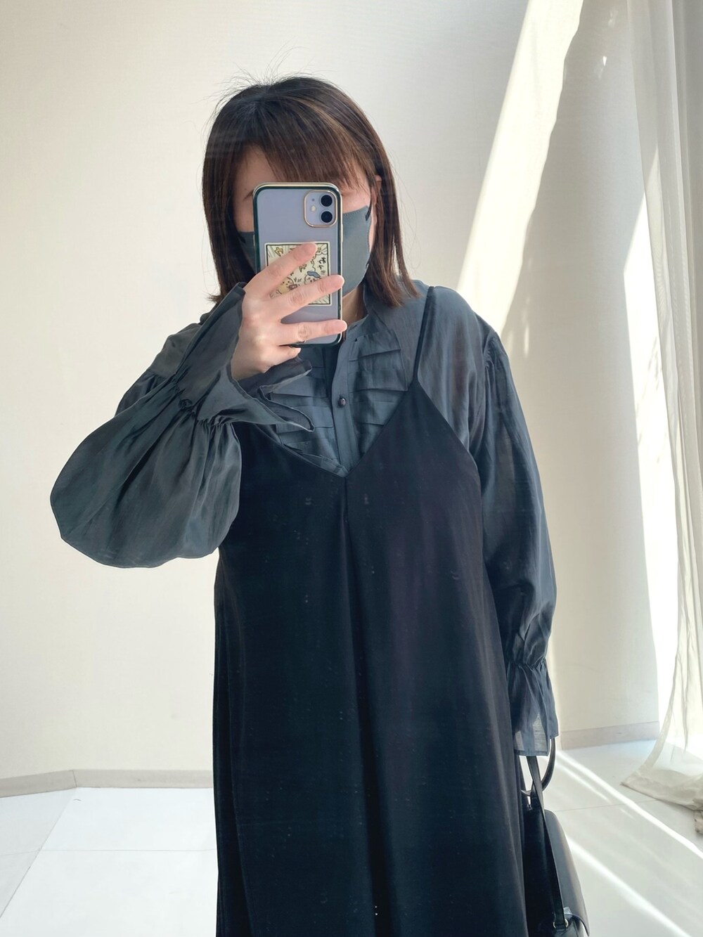 グレー系のシャツ/ブラウス、ブラック系のショルダーバッグを着用したレディースの春コーディネートの2枚目の写真