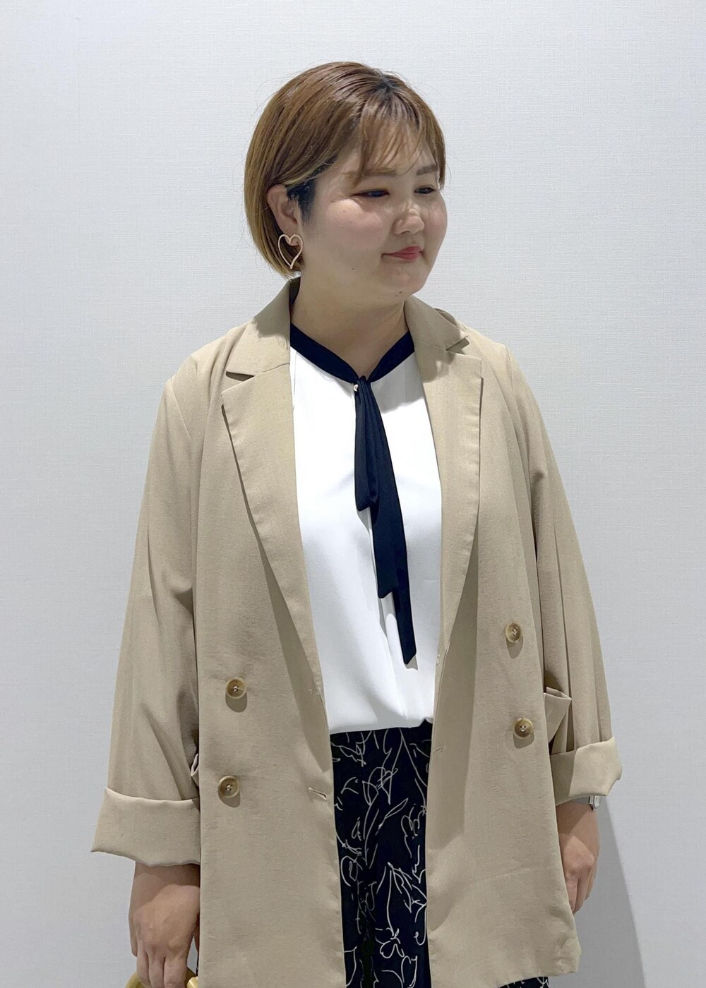 「ダブルジャケット、シアー、麻調、接触冷感、UVカット、リボンタイブラウス、スカーチョ、ミュールサンダル、ミュール、イエベ、イエベオータム、骨格ストレート、低身長コーデ、ジャケット、初夏コーデ」｜「ROPE' PICNICのアソート柄スカーチョ（その他パンツ、ブラック系）」を使った、KUMIさん（レディース・152cm）の夏コーディネートの4枚目の写真