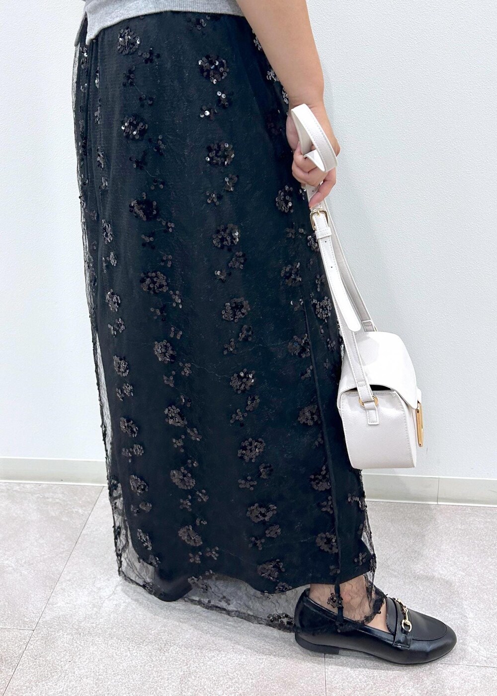 「スパンコール、ロングスカート、シアー、チュール素材、チュール、HARUTA、ハルタ、ビット付きローファー、イエベ、イエベオータム、骨格ストレート、低身長コーデ、きれいめカジュアル、夏コーデ、初秋コーデ」｜「ROPE' PICNICのスパンコール刺繍レーススカート（スカート、ブラック系）」を使った、KUMIさん（レディース・152cm）の夏コーディネートの8枚目の写真