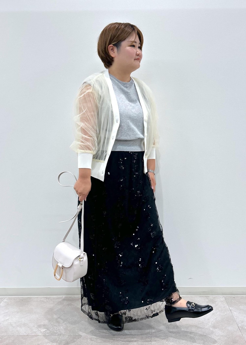 「スパンコール、ロングスカート、シアー、チュール素材、チュール、HARUTA、ハルタ、ビット付きローファー、イエベ、イエベオータム、骨格ストレート、低身長コーデ、きれいめカジュアル、夏コーデ、初秋コーデ」｜「ROPE' PICNICのスパンコール刺繍レーススカート（スカート、ブラック系）」を使った、KUMIさん（レディース・152cm）の夏コーディネートの2枚目の写真