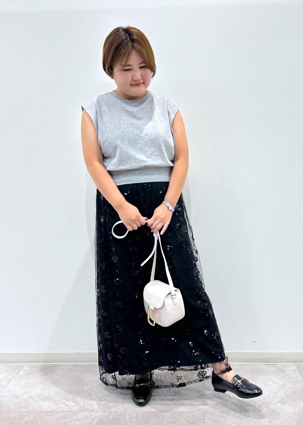 「スパンコール、ロングスカート、シアー、チュール素材、チュール、HARUTA、ハルタ、ビット付きローファー、イエベ、イエベオータム、骨格ストレート、低身長コーデ、きれいめカジュアル、夏コーデ、初秋コーデ」｜「ROPE' PICNICのスパンコール刺繍レーススカート（スカート、ブラック系）」を使った、KUMIさん（レディース・152cm）の夏コーディネートの7枚目の写真