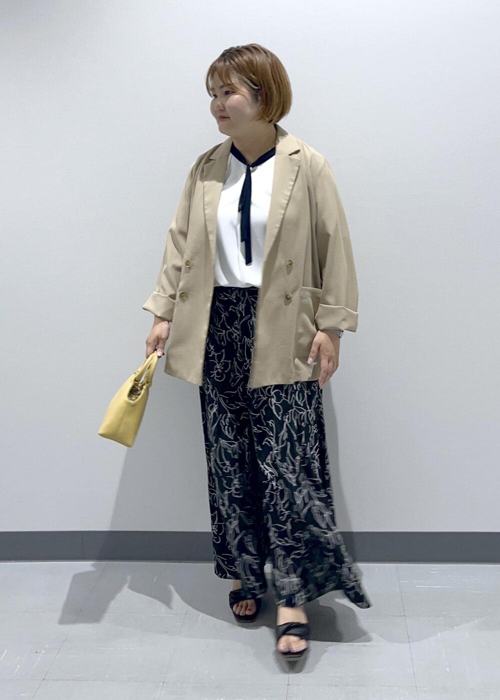 「ダブルジャケット、シアー、麻調、接触冷感、UVカット、リボンタイブラウス、スカーチョ、ミュールサンダル、ミュール、イエベ、イエベオータム、骨格ストレート、低身長コーデ、ジャケット、初夏コーデ」｜「ROPE' PICNICのアソート柄スカーチョ（その他パンツ、ブラック系）」を使った、KUMIさん（レディース・152cm）の夏コーディネートの2枚目の写真