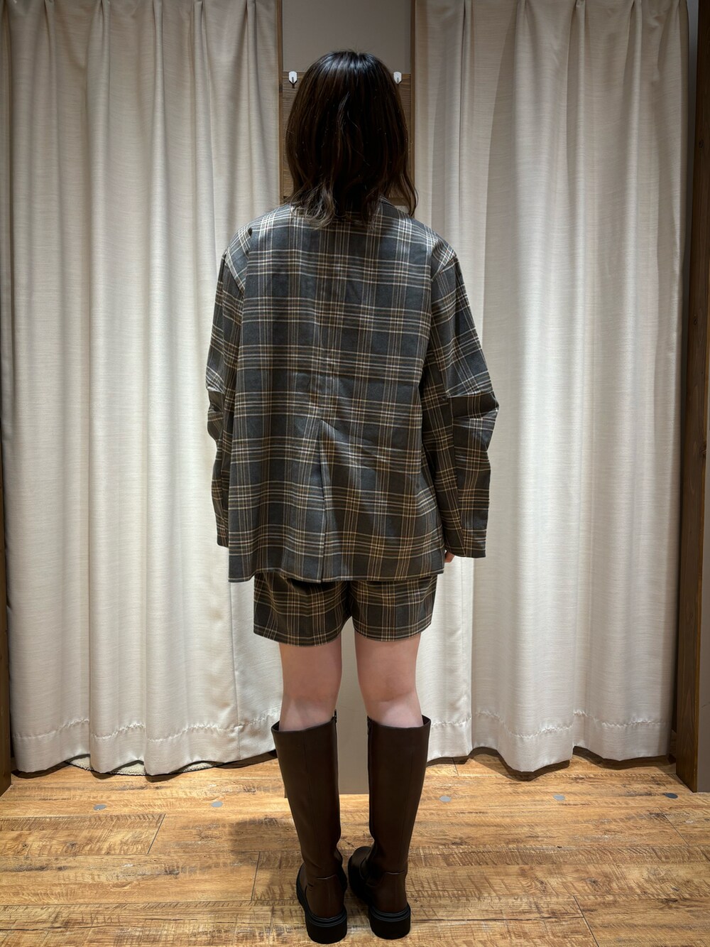 グレー系のテーラードジャケット、グレー系のパンツ、ホワイト系のTシャツ/カットソーを着用したレディースの秋コーディネートの2枚目の写真