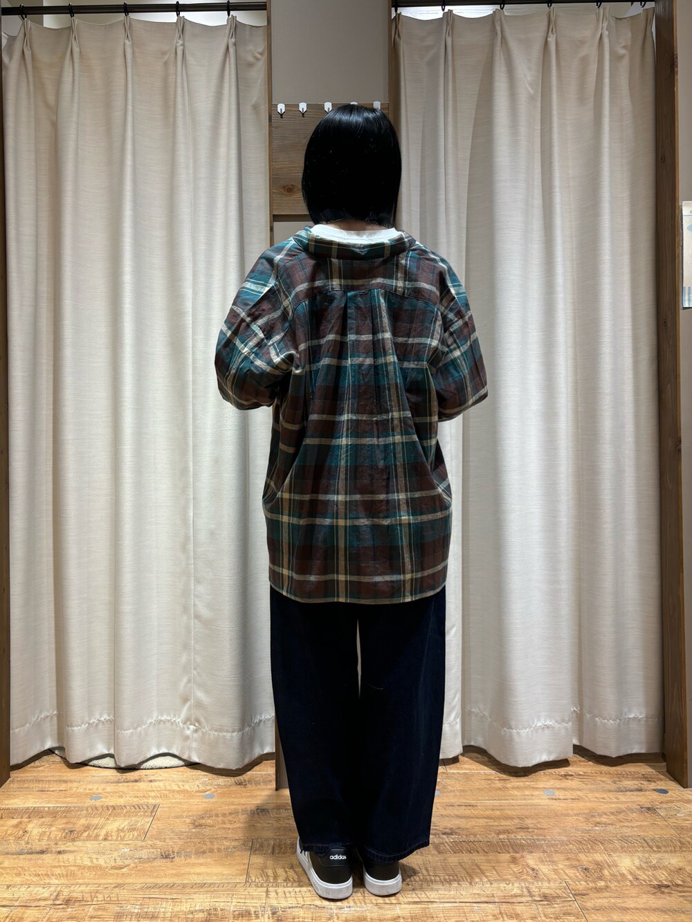 ホワイト系のTシャツ/カットソー、グリーン系のシャツ/ブラウス、ブルー系のデニムパンツを着用したレディースの秋コーディネートの3枚目の写真