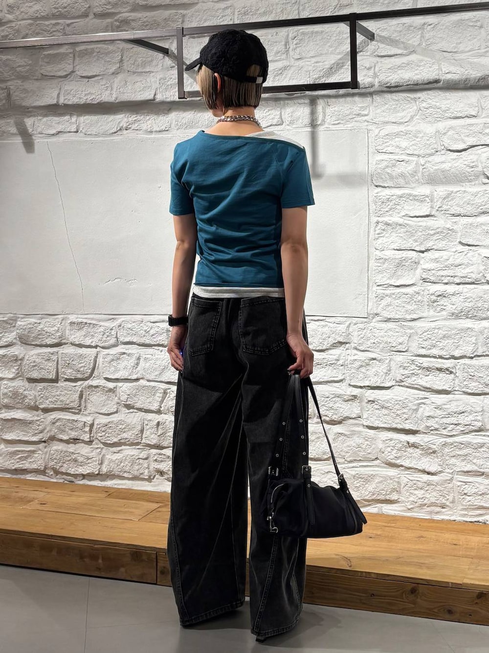 ブラック系のデニムパンツ、その他のサンダル、ブラック系のトートバッグを着用したレディースの夏コーディネートの5枚目の写真