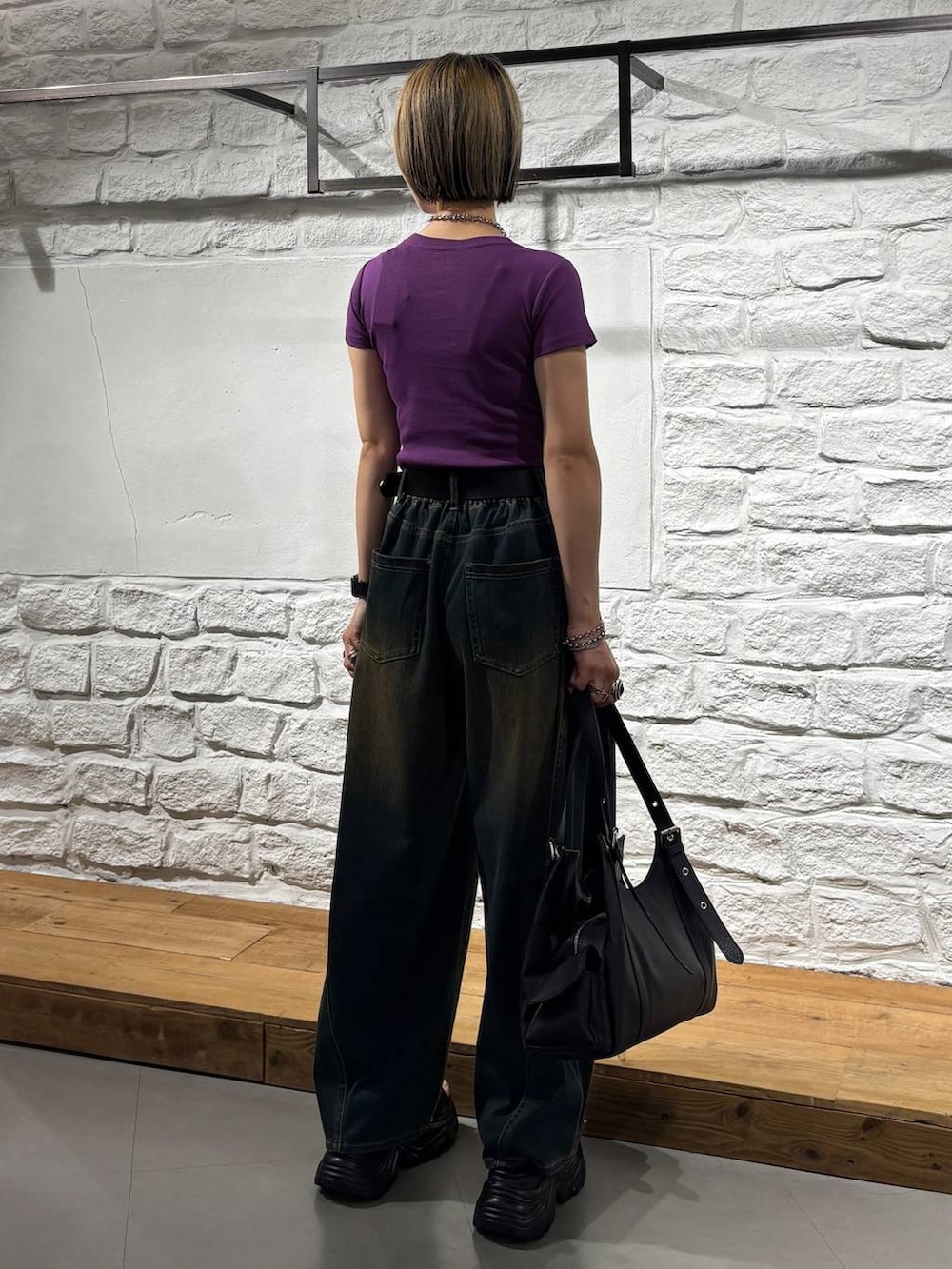 グリーン系のデニムパンツ、グレー系のサンダル、パープル系のTシャツ/カットソーを着用したレディースの夏コーディネートの6枚目の写真