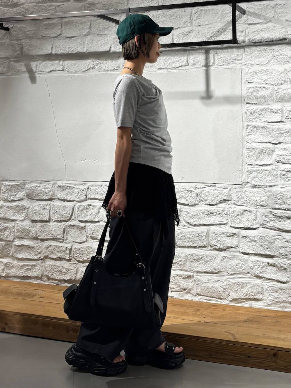 ブラック系のその他パンツ、グレー系のサンダル、ブルー系のハンドバッグを着用したレディースの春コーディネートの4枚目の写真