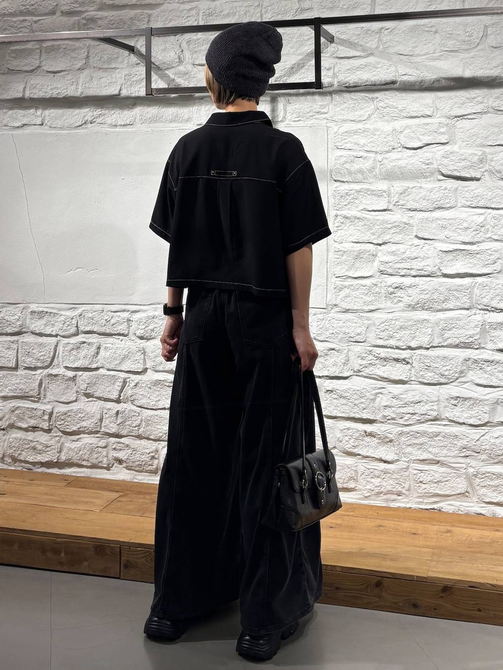 ブラック系のデニムパンツ、ブラック系のシャツ/ブラウス、ブラック系のキャミソールを着用したレディースの夏コーディネートの6枚目の写真