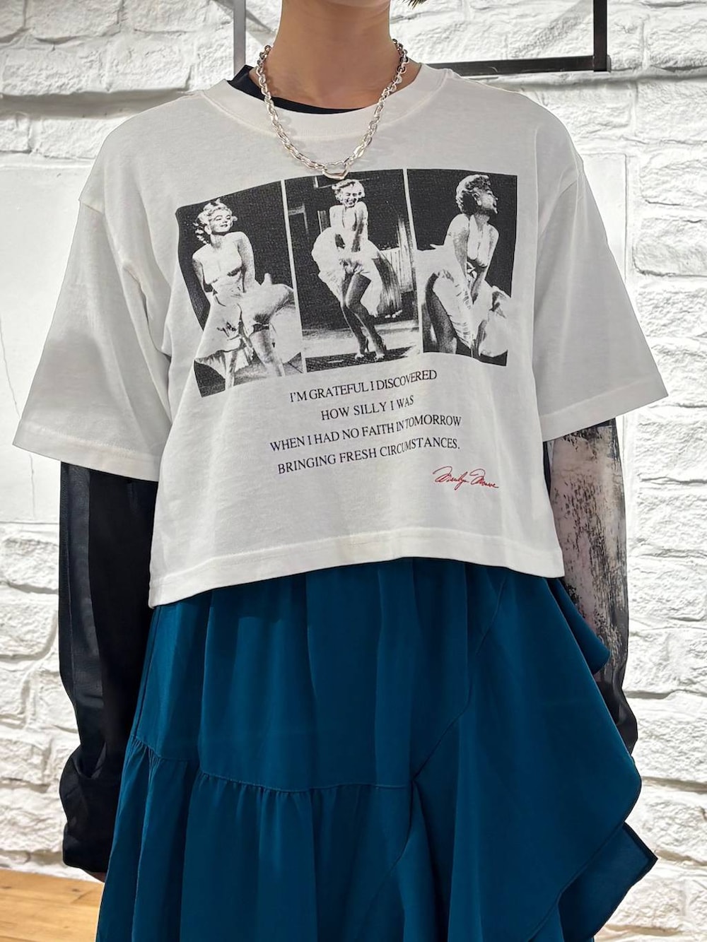 ホワイト系のTシャツ/カットソー、ブラック系のTシャツ/カットソー、ブルー系のスカートを着用したレディースの夏コーディネートの4枚目の写真