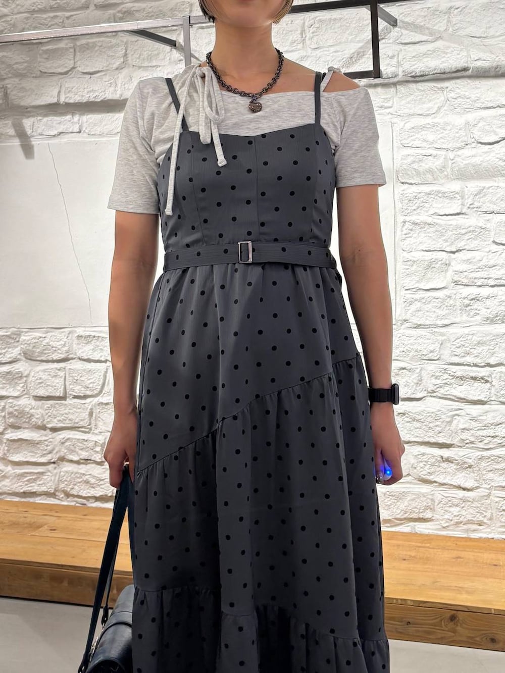 グレー系のサンダル、グレー系のTシャツ/カットソー、グレー系のワンピースを着用したレディースの夏コーディネートの3枚目の写真