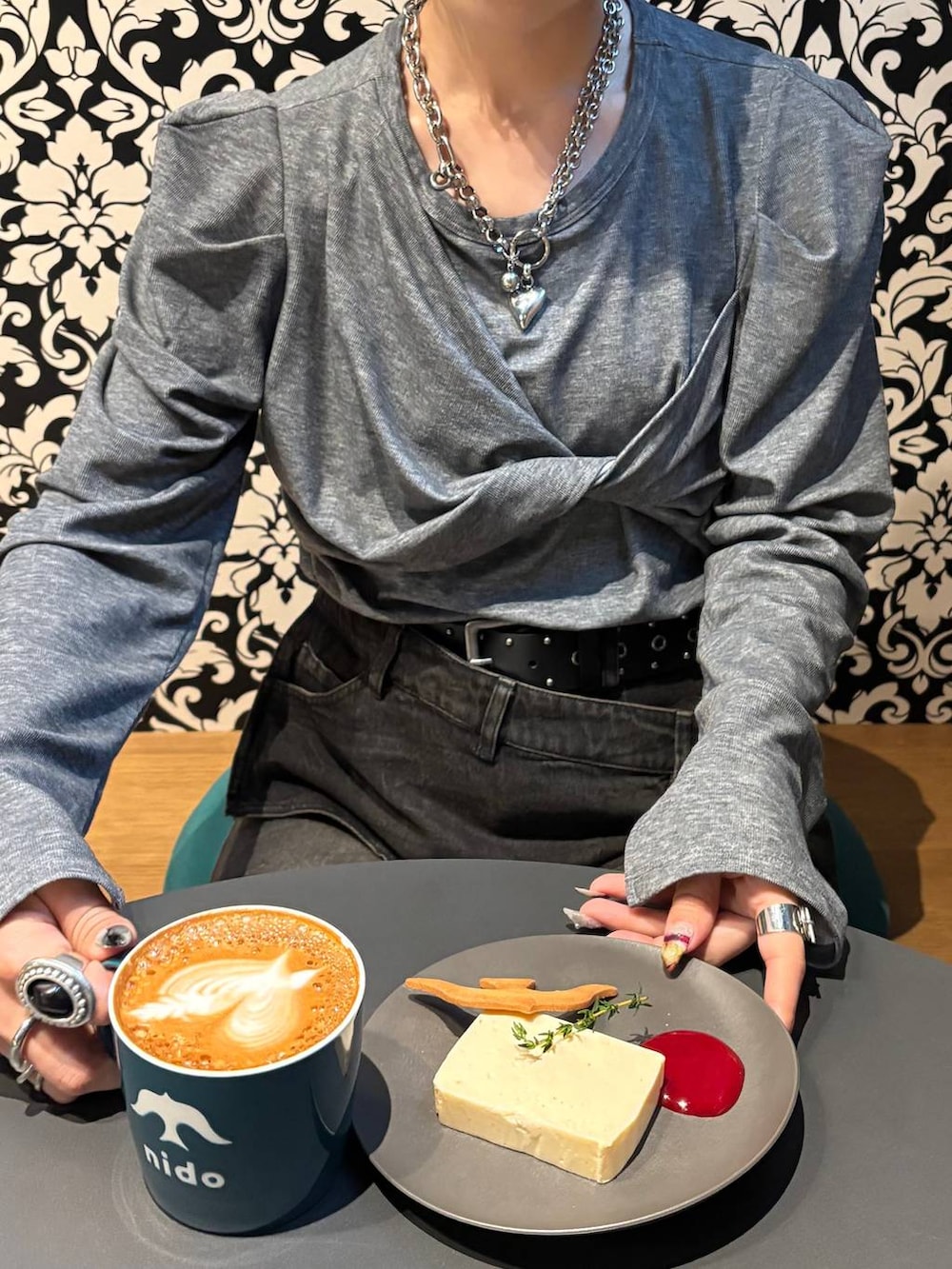 ブラック系のスニーカー、ブラック系のテーラードジャケット、グレー系のTシャツ/カットソーを着用したレディースの春コーディネートの5枚目の写真