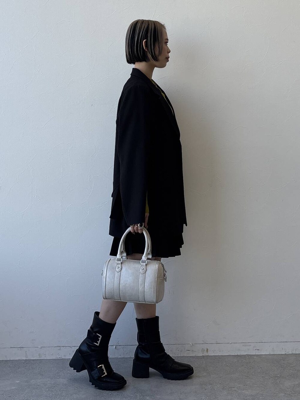 ブラック系のブーツ、ブラック系のテーラードジャケット、ブラック系のその他パンツを着用したレディースの冬コーディネートの8枚目の写真