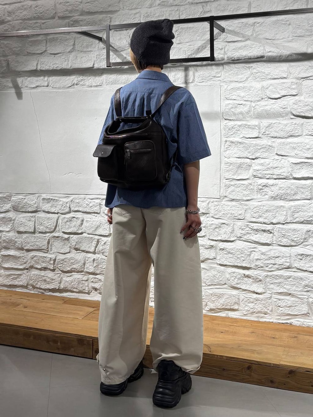 ブルー系のシャツ/ブラウス、ベージュ系のスラックス、ブラック系のスニーカーを着用したレディースの夏コーディネートの5枚目の写真