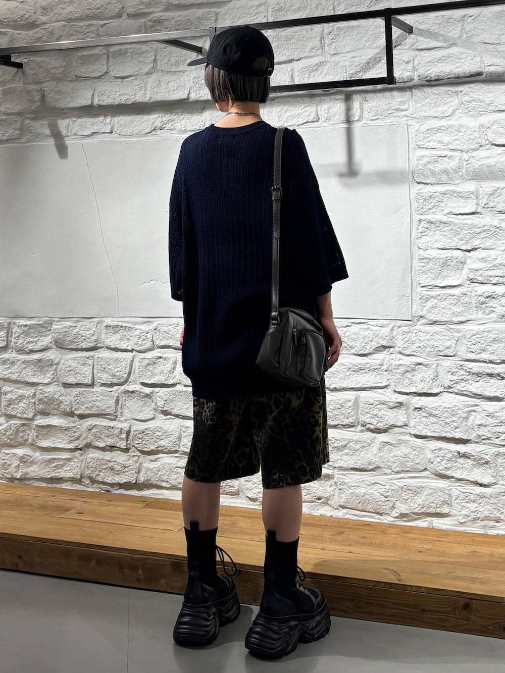 ブラック系のブーツ、その他のデニムパンツ、グレー系のショルダーバッグを着用したレディースの春コーディネートの5枚目の写真