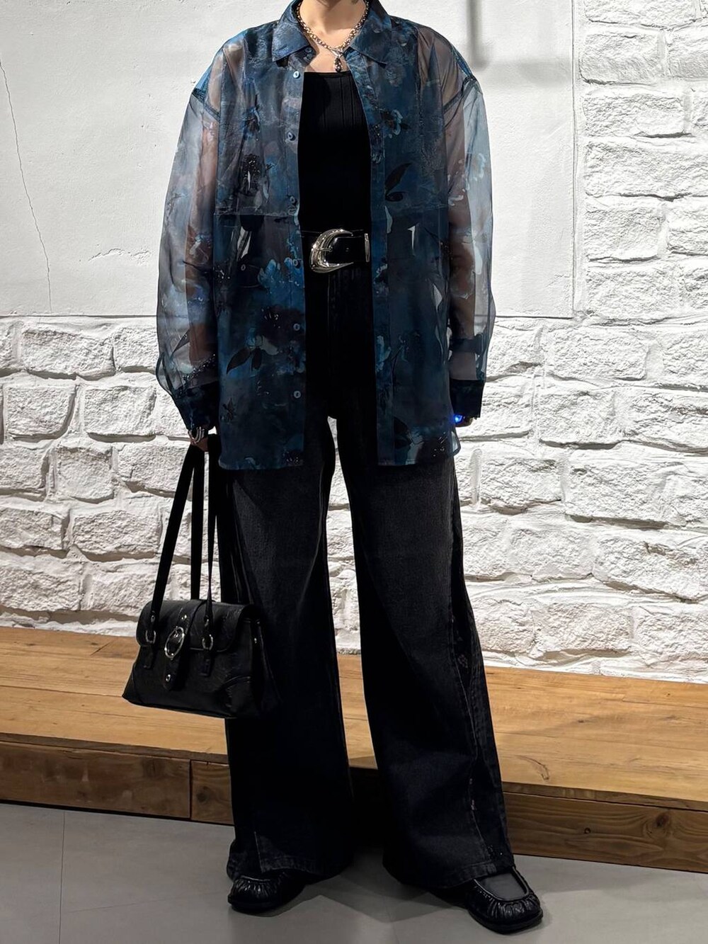 ブラック系のデニムパンツ、ブルー系のシャツ/ブラウス、ブラック系のタンクトップを着用したレディースの夏コーディネートの3枚目の写真