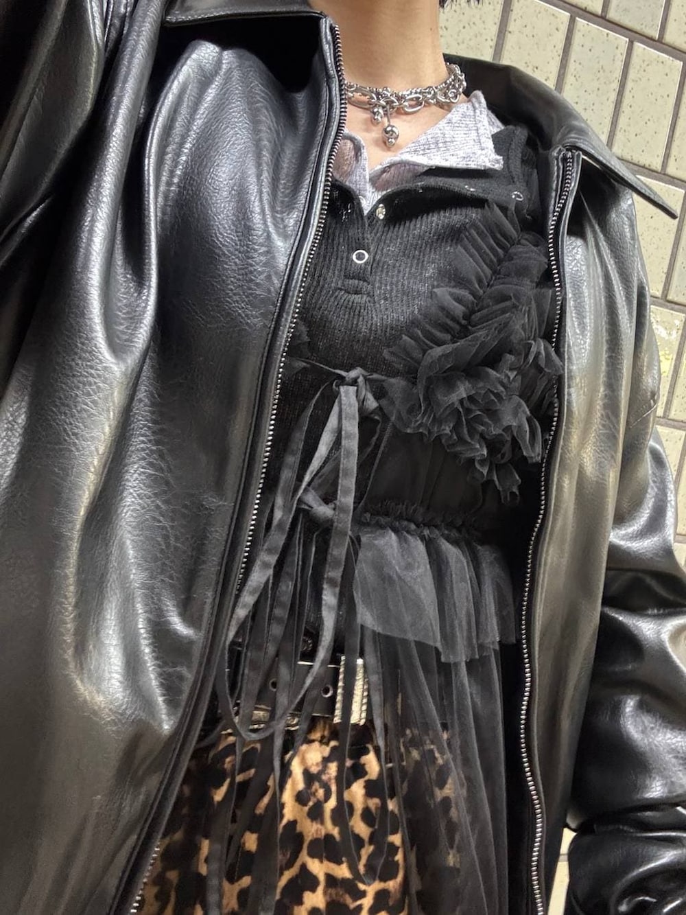 ブラック系のワンピース、ブラック系のTシャツ/カットソー、ブルー系のTシャツ/カットソーを着用したレディースの春コーディネートの6枚目の写真