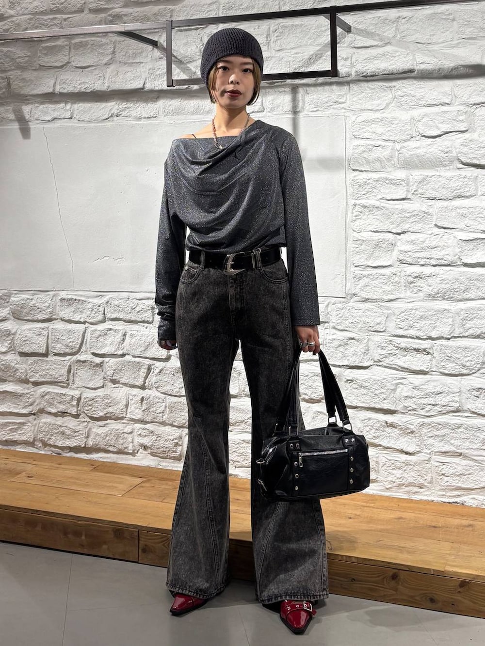 ブラック系のショルダーバッグ、ブルー系のTシャツ/カットソー、ブラック系のデニムパンツを着用したレディースの夏コーディネートの2枚目の写真