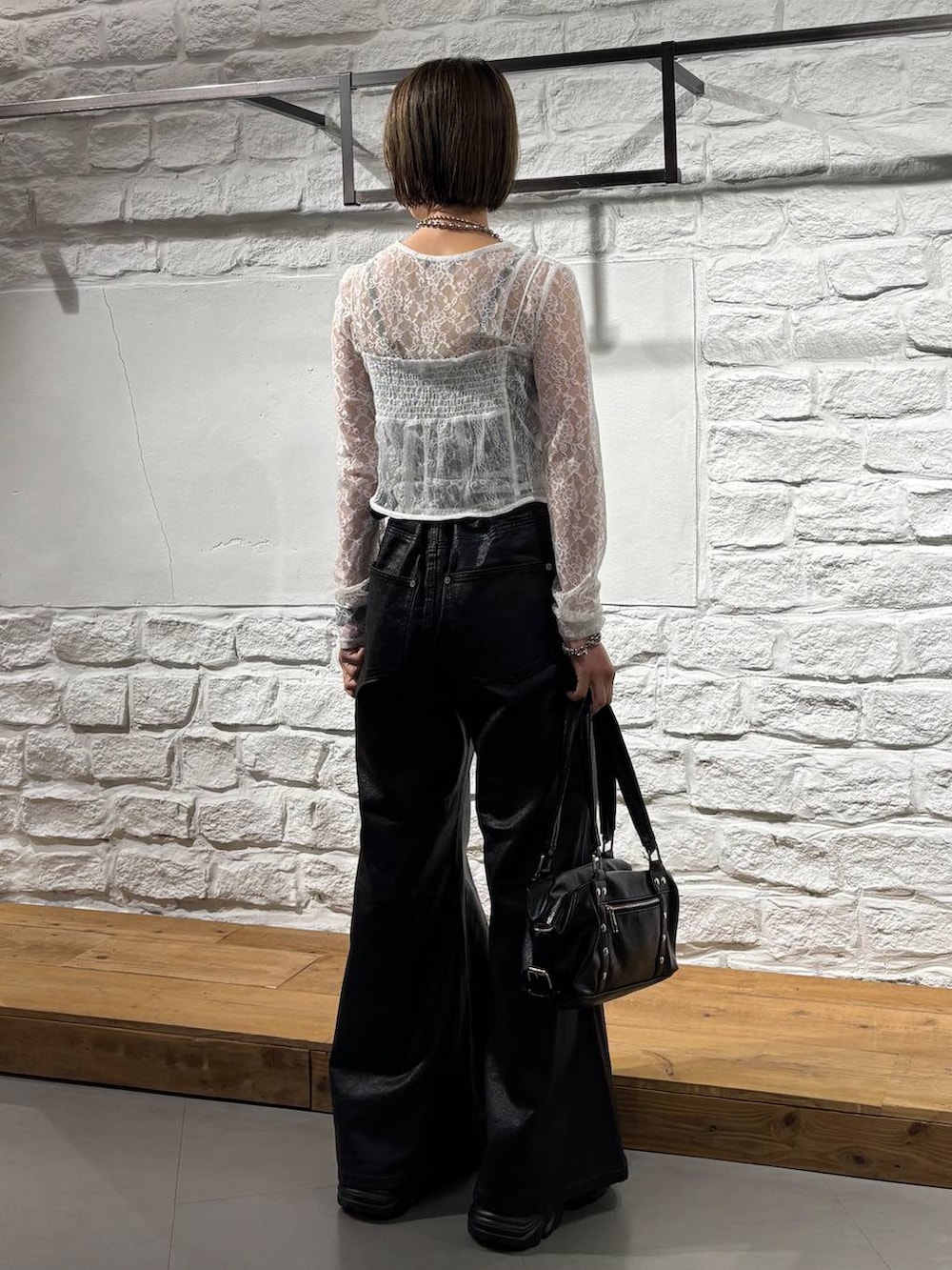 ブラック系のショルダーバッグ、ブラック系のデニムパンツ、ホワイト系のTシャツ/カットソーを着用したレディースの夏コーディネートの5枚目の写真