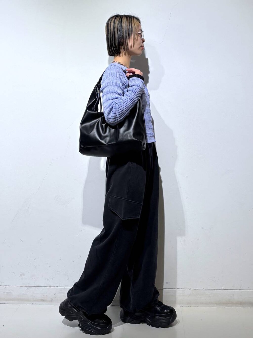 ブラック系のスニーカー、ブラック系のトートバッグ、ブラック系のTシャツ/カットソーを着用したレディースの春コーディネートの4枚目の写真