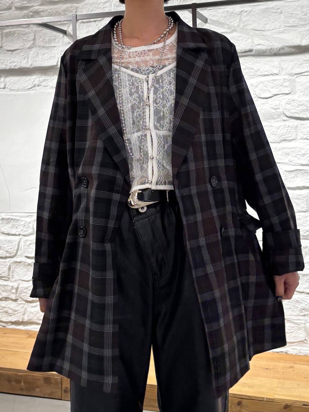 ブラック系のショルダーバッグ、ブラック系のデニムパンツ、ホワイト系のTシャツ/カットソーを着用したレディースの夏コーディネートの3枚目の写真