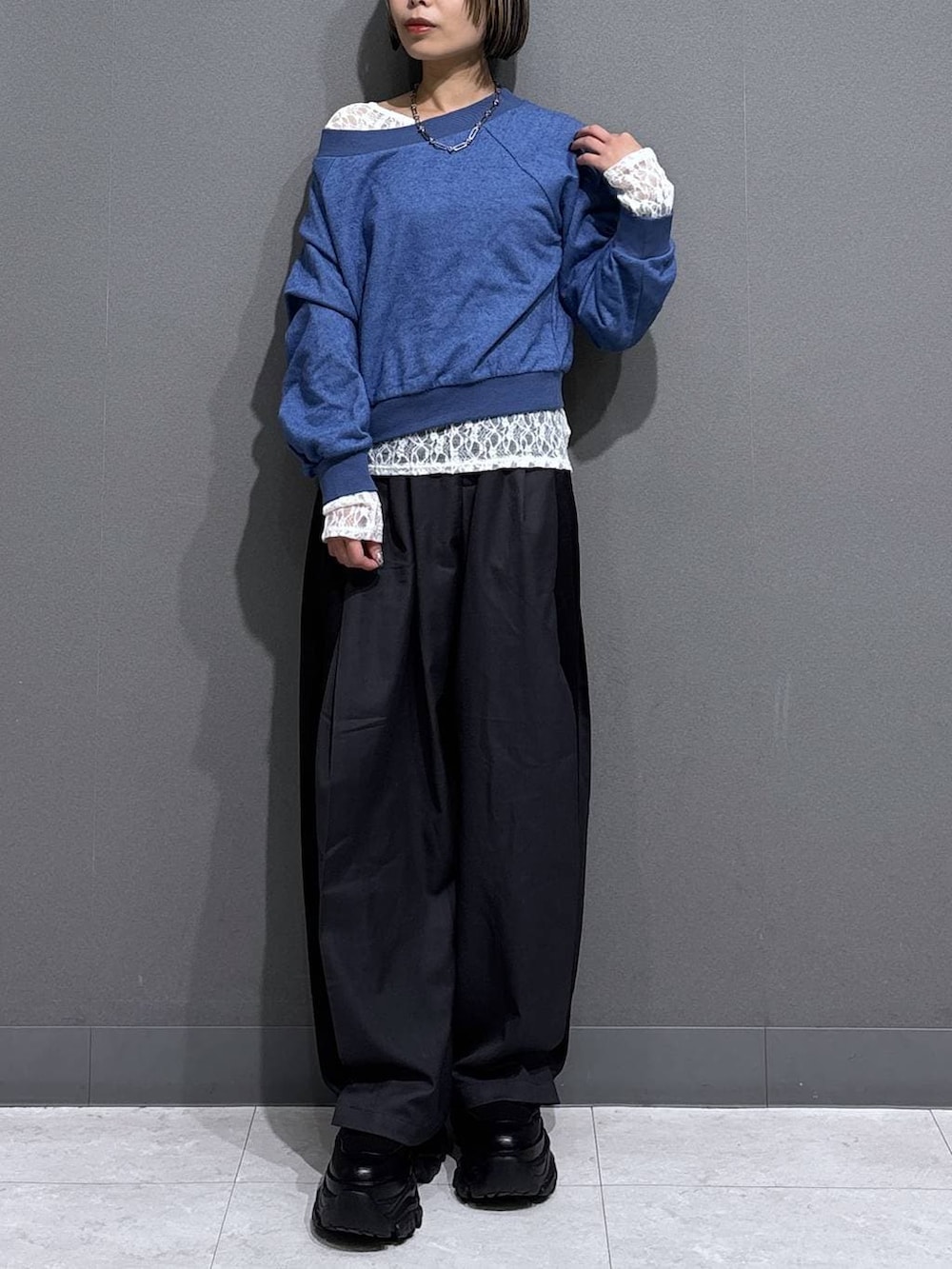 ブラック系のブーツ、ホワイト系のTシャツ/カットソー、ブルー系のスウェットを着用したレディースの冬コーディネートの2枚目の写真