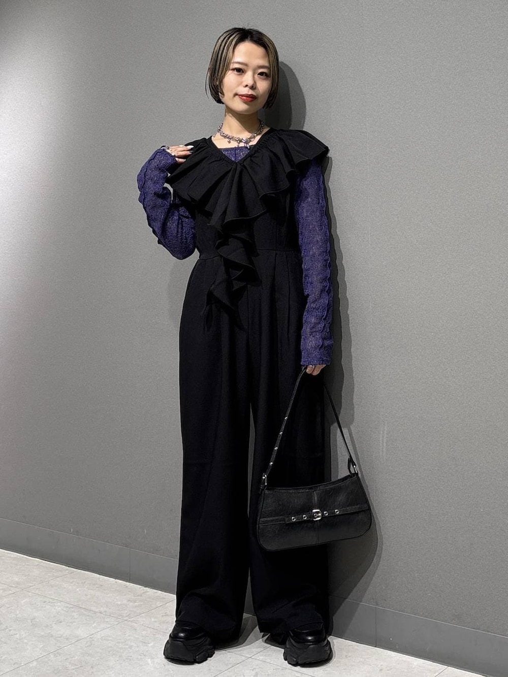 ブラック系のブーツ、ブラック系のハンドバッグ、ブルー系のTシャツ/カットソーを着用したレディースの春コーディネートの4枚目の写真